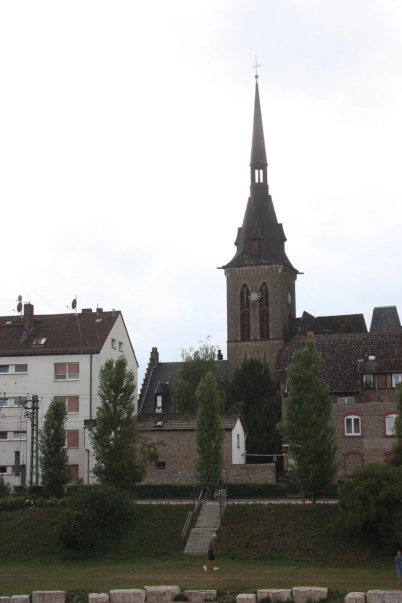 Herz-Jesu-Kirche vom Mainufer in Frankfurt Fechenheim