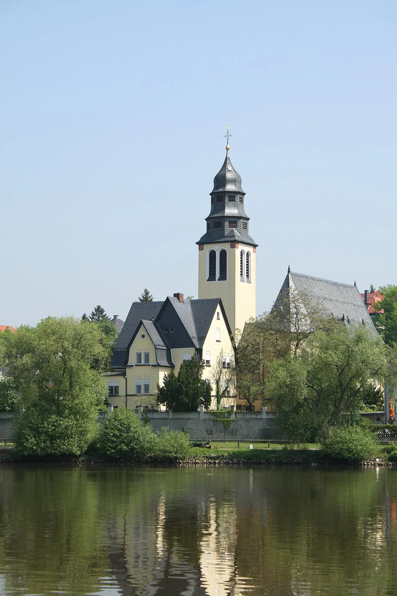 Herz-Jesu-Kirche mit Spiegelung im Main in Kelsterbach