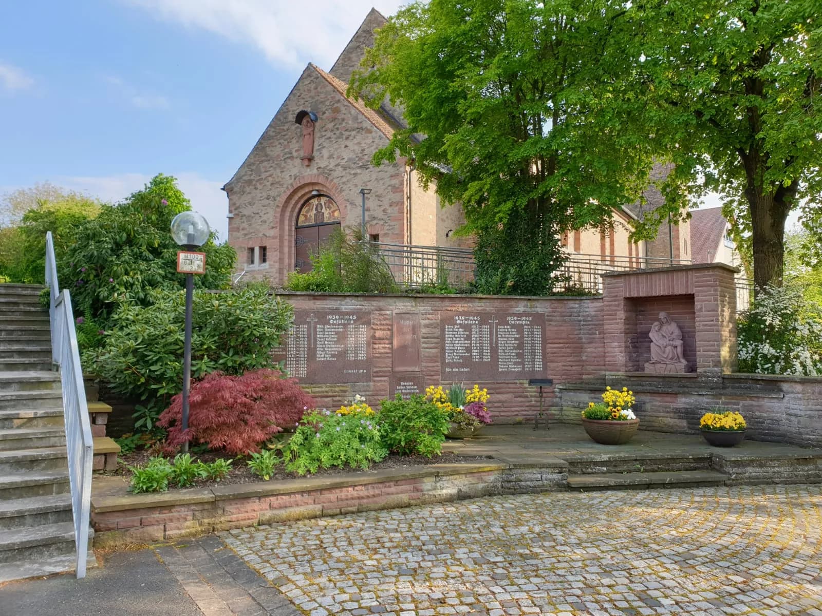 Kirchplatz an der Herz-Mariä-Kirche in Schöllkrippen-Schneppenbach