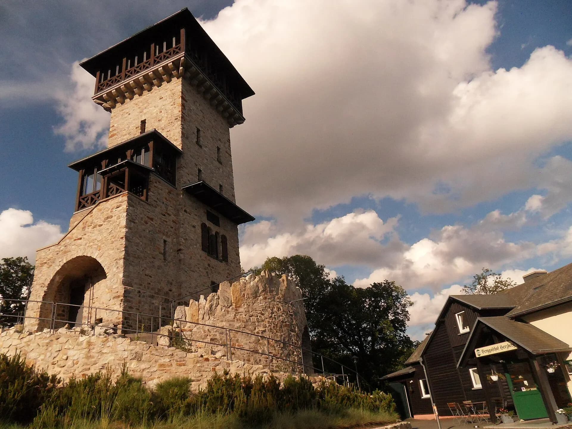 Herzbergturm mit Berggasthof bei Bad Homburg-Dornholzhausen