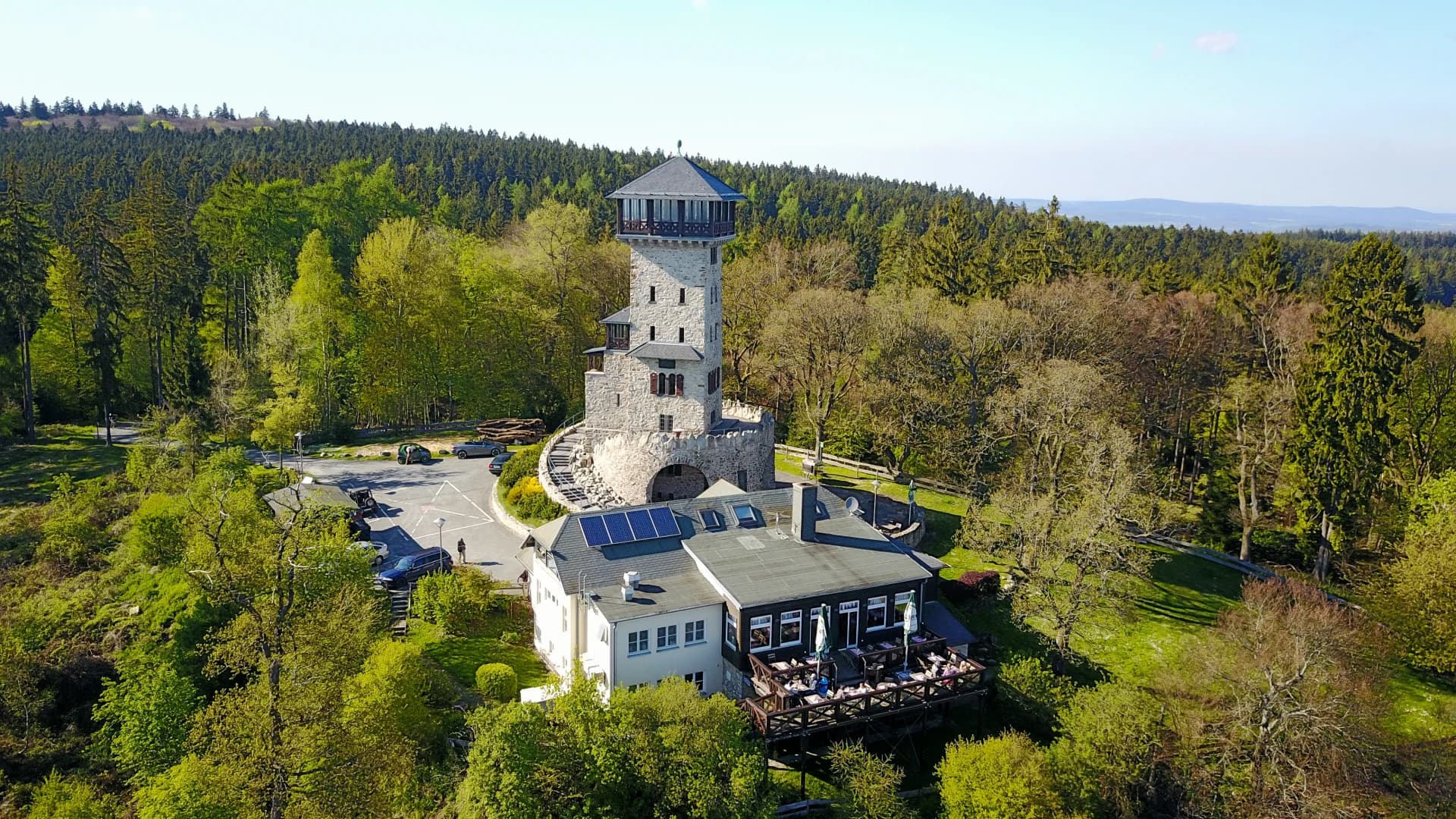 Luftaufnahme des Herzbergturms mit Bergrestaurant bei Bad Homburg