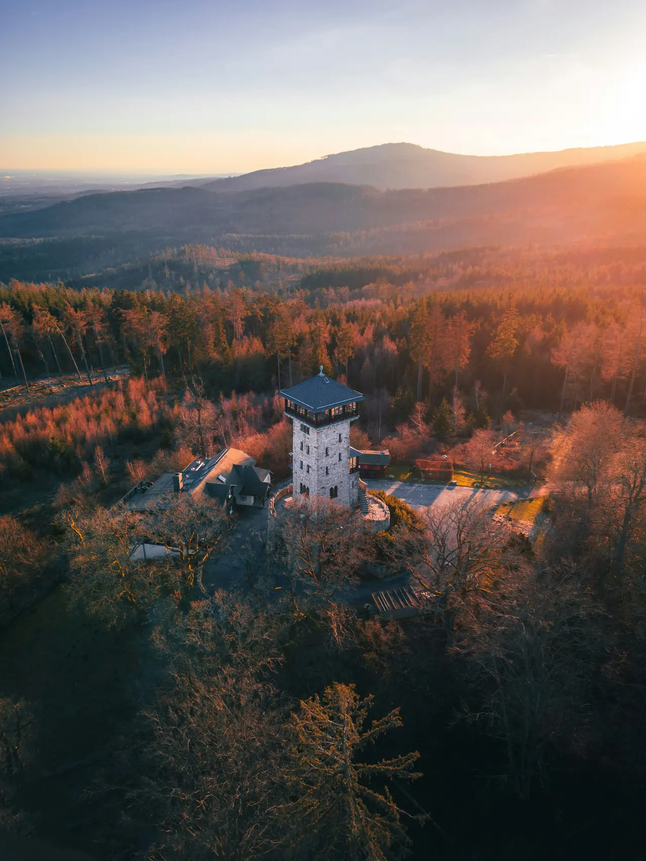 Herzbergturm im Taunus bei Bad Homburg mit Blick über die bewaldeten Höhen im Morgenlicht