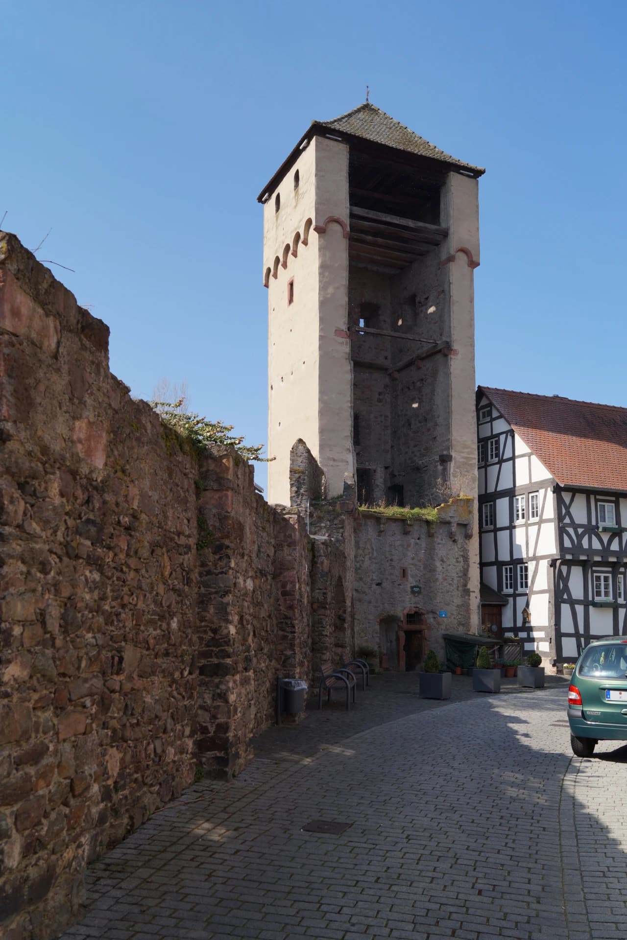 Hexenturm mit Stadtmauer in Babenhausen