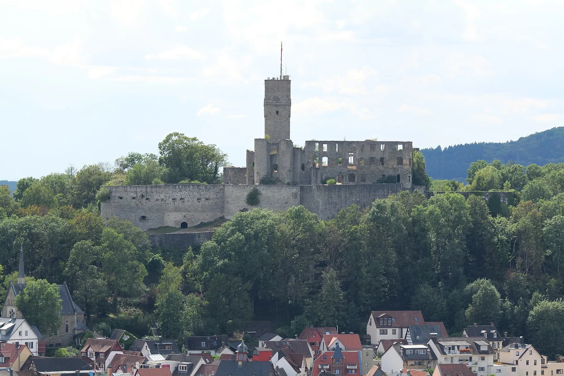 Burgruine Falkenstein über den Dächern von Falkenstein, Königstein im Taunus