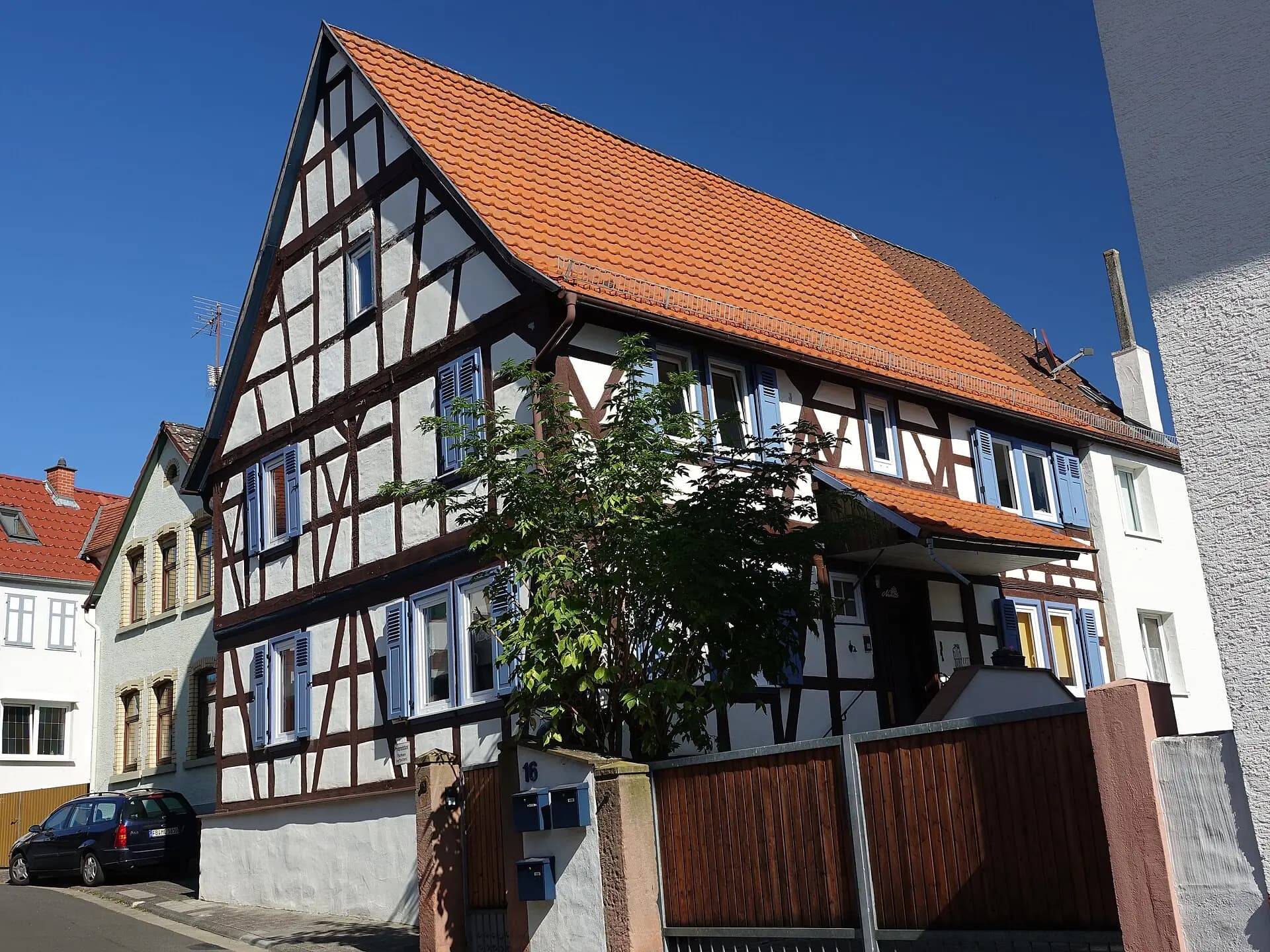 Fachwerkhaus mit rotem Ziegeldach in der Straße Hinter der Kirche in Hanau-Mittelbuchen