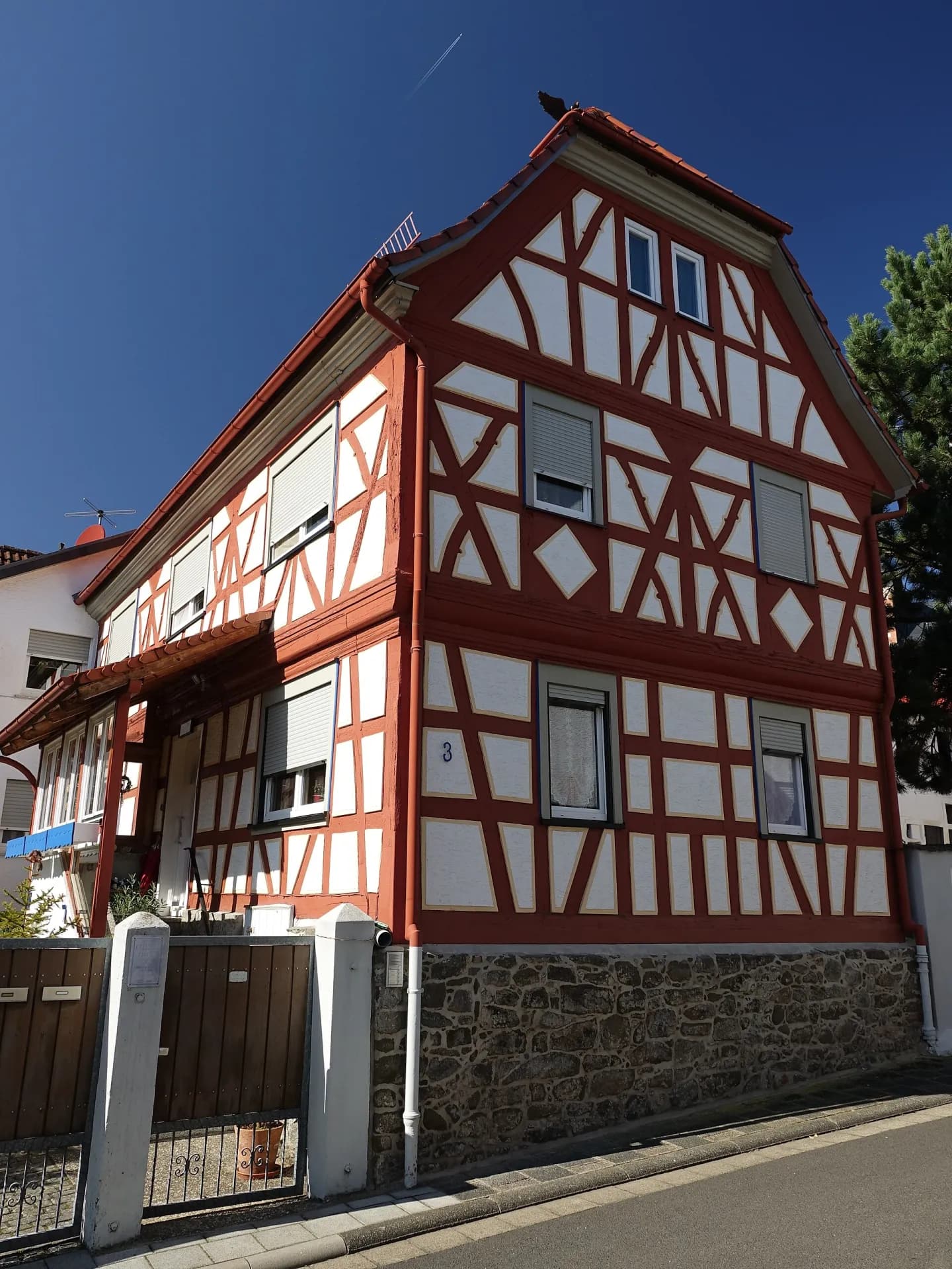 Rot gefasstes Fachwerkhaus mit Rautenmustern in der Straße Hinter der Kirche in Hanau-Mittelbuchen
