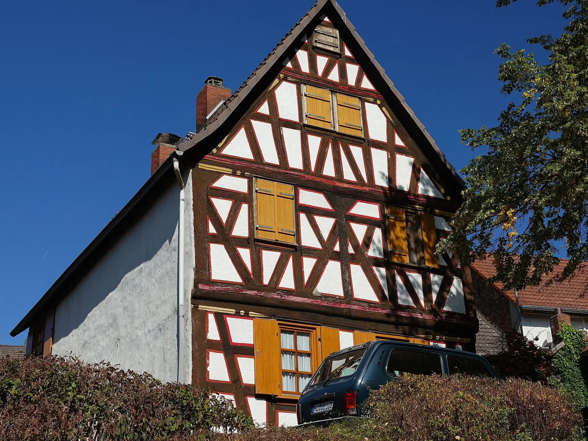 Fachwerkgiebel mit gelben Fenstern in der Straße Hinter der Kirche in Hanau-Mittelbuchen