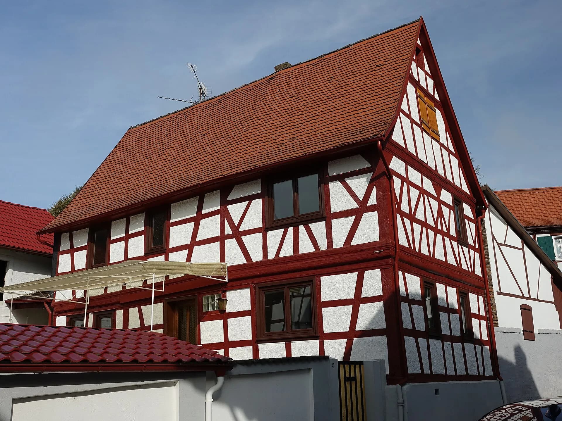 Rot-weißes Fachwerkhaus mit Ziegeldach in der Straße Hinter der Kirche in Hanau-Mittelbuchen