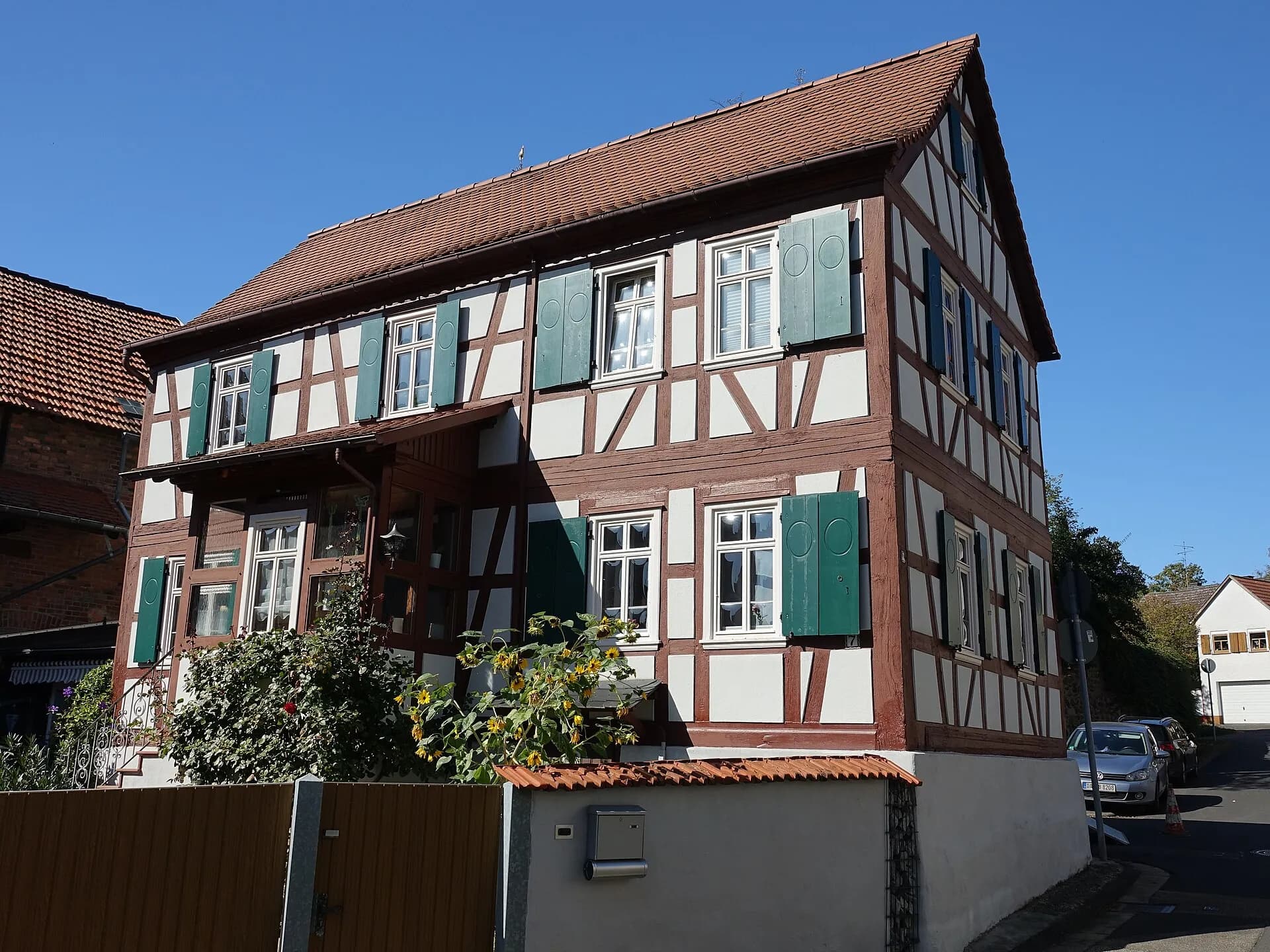 Traufständiges Fachwerkhaus mit grünen Läden in der Straße Hinter der Kirche in Hanau-Mittelbuchen