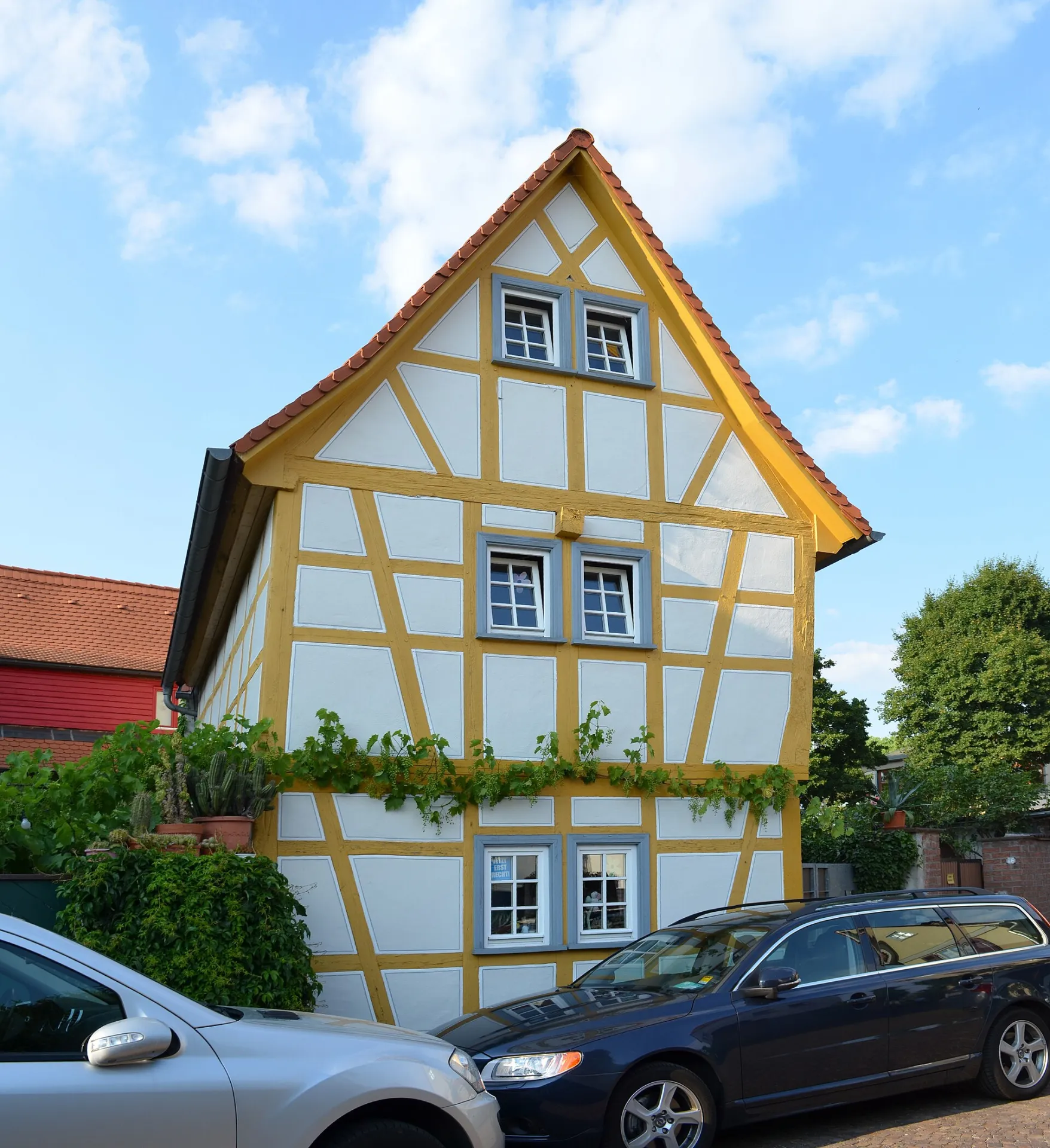 Gelbes Fachwerkhaus in der Hintergasse 44 in Hochheim am Main