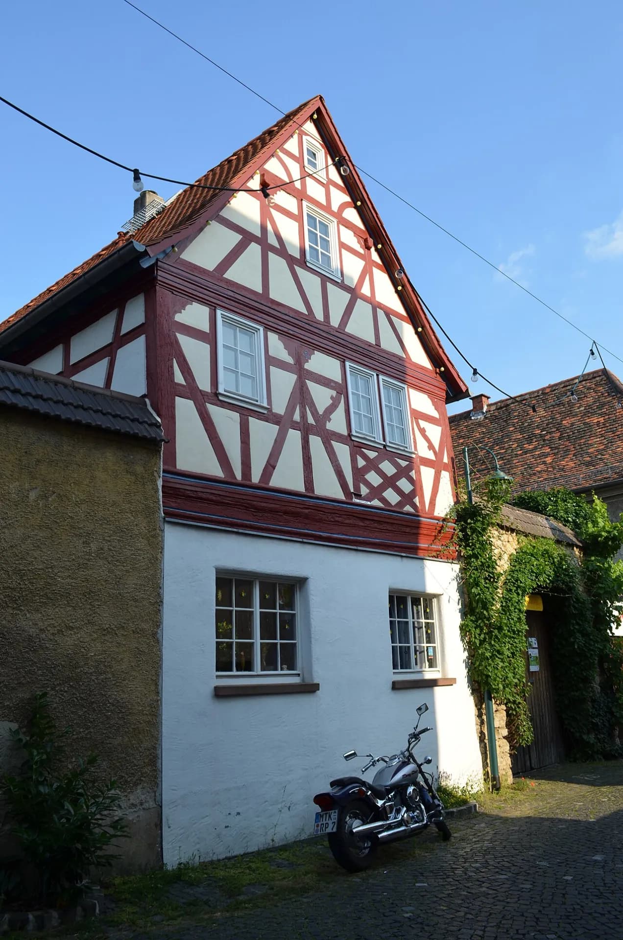 Rot-weißes Fachwerkhaus in der Hintergasse 6 in Hochheim am Main