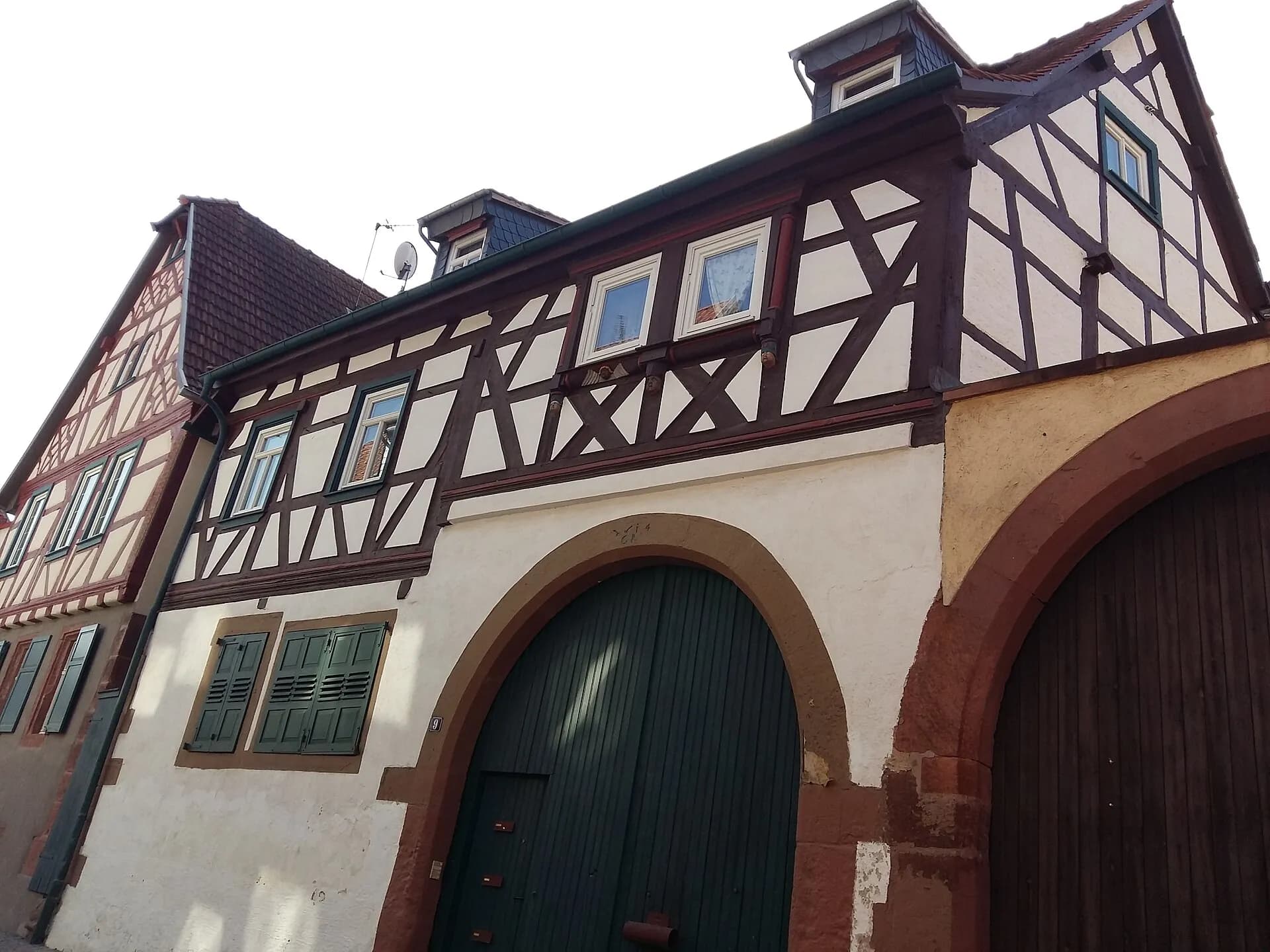 Fachwerkhaus mit Torbogen in der Hintergasse in Groß-Umstadt