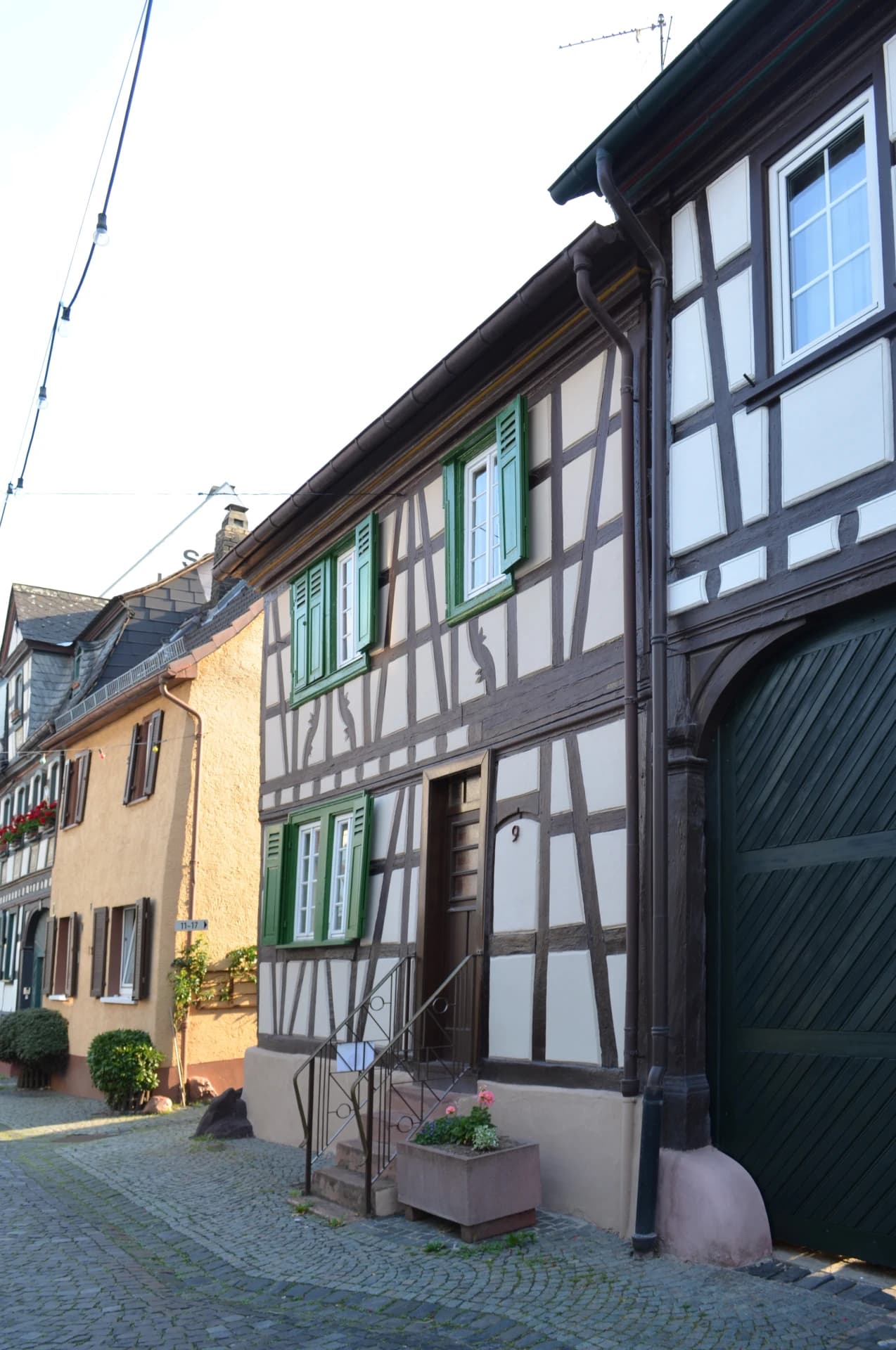 Fachwerkhaus mit Scheunentor in der Hintergasse 9 in Hochheim am Main