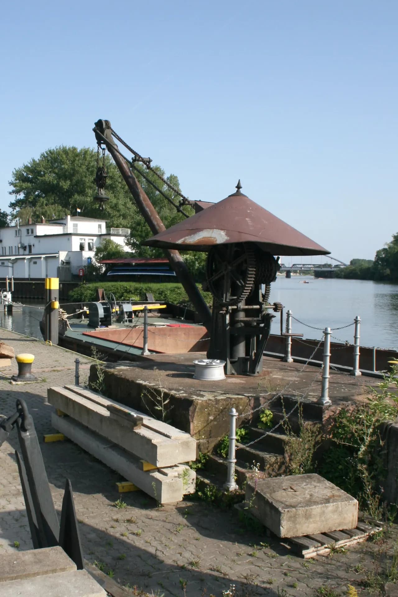 Historischer Hafenkran am Main in Hanau