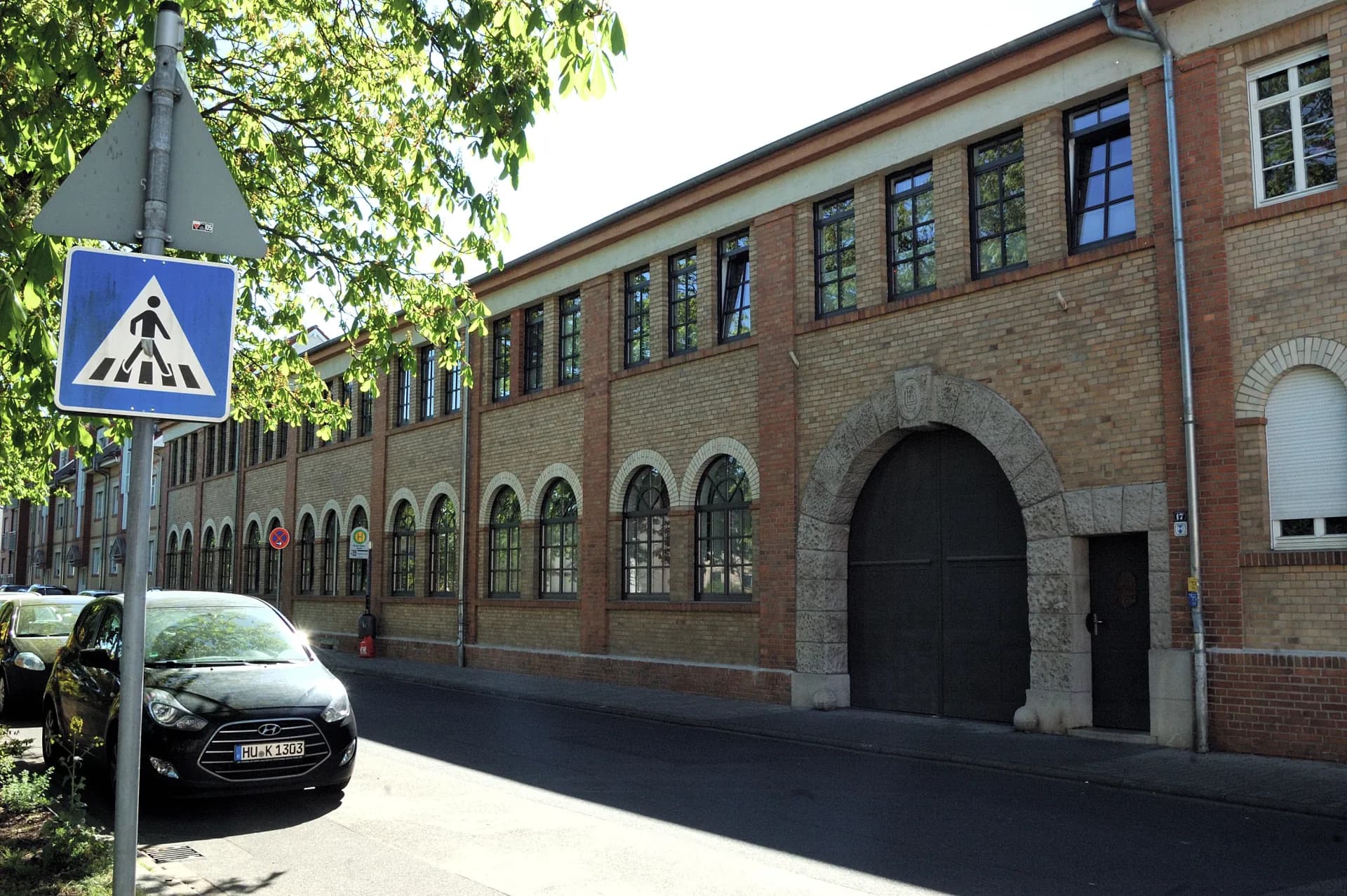 Historisches Fabrikgebäude aus Backstein in Hanau-Klein-Auheim