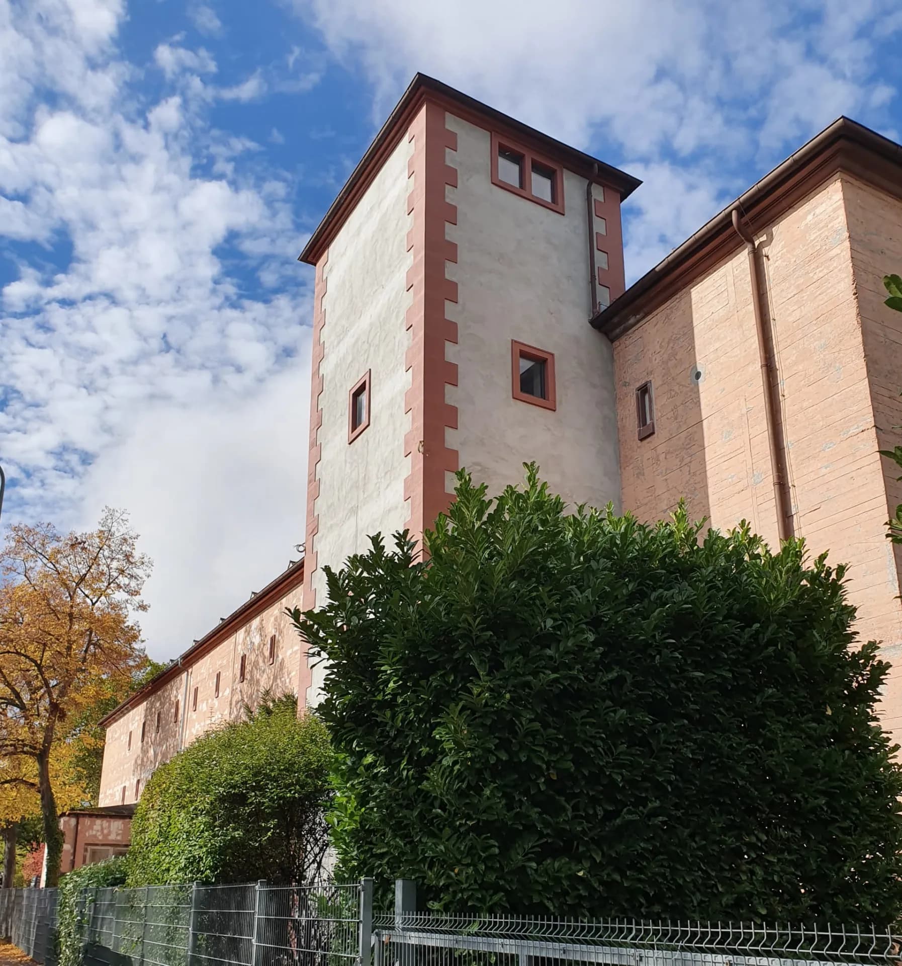 Hochbunker an der Peter-Bied-Straße in Frankfurt-Unterliederbach