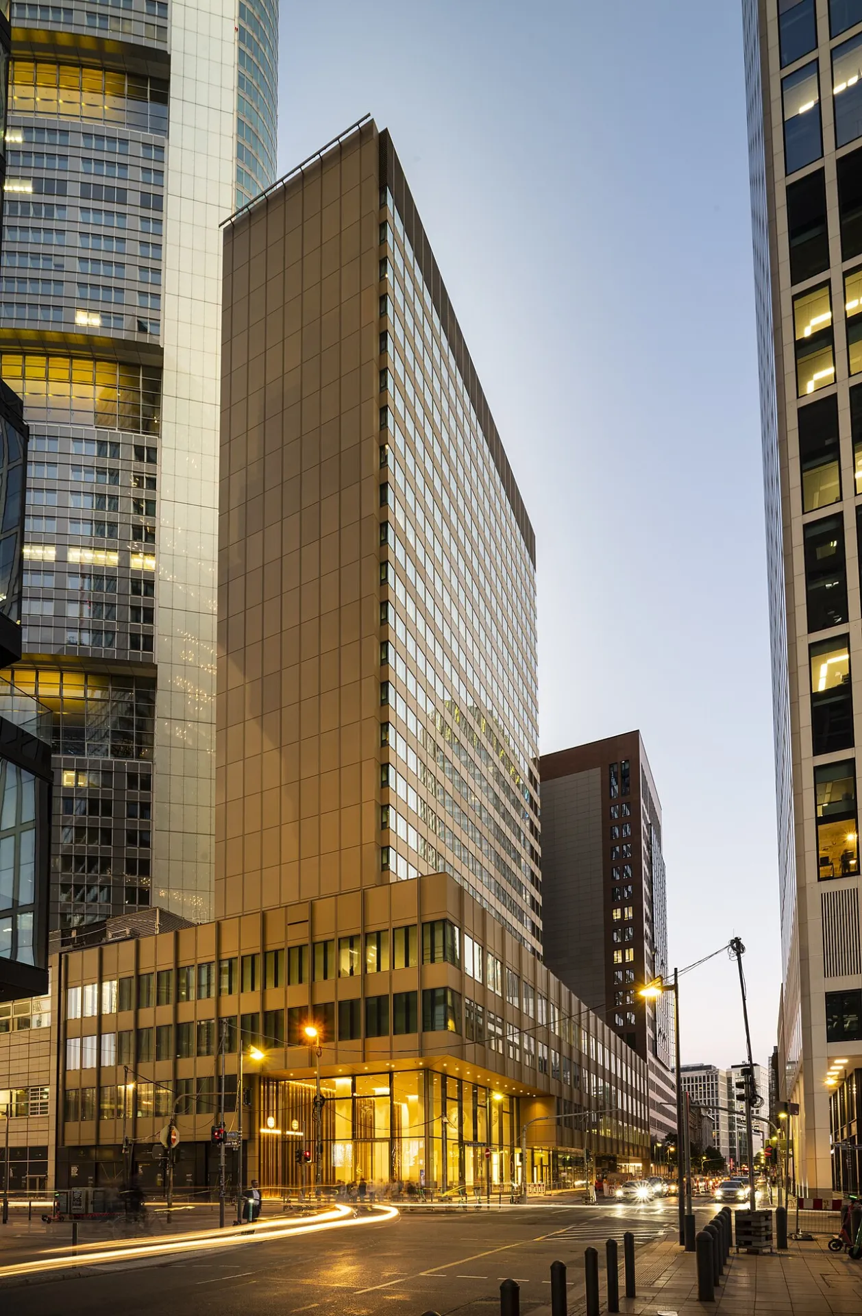 Hochhaus in der Frankfurter Innenstadt zur blauen Stunde