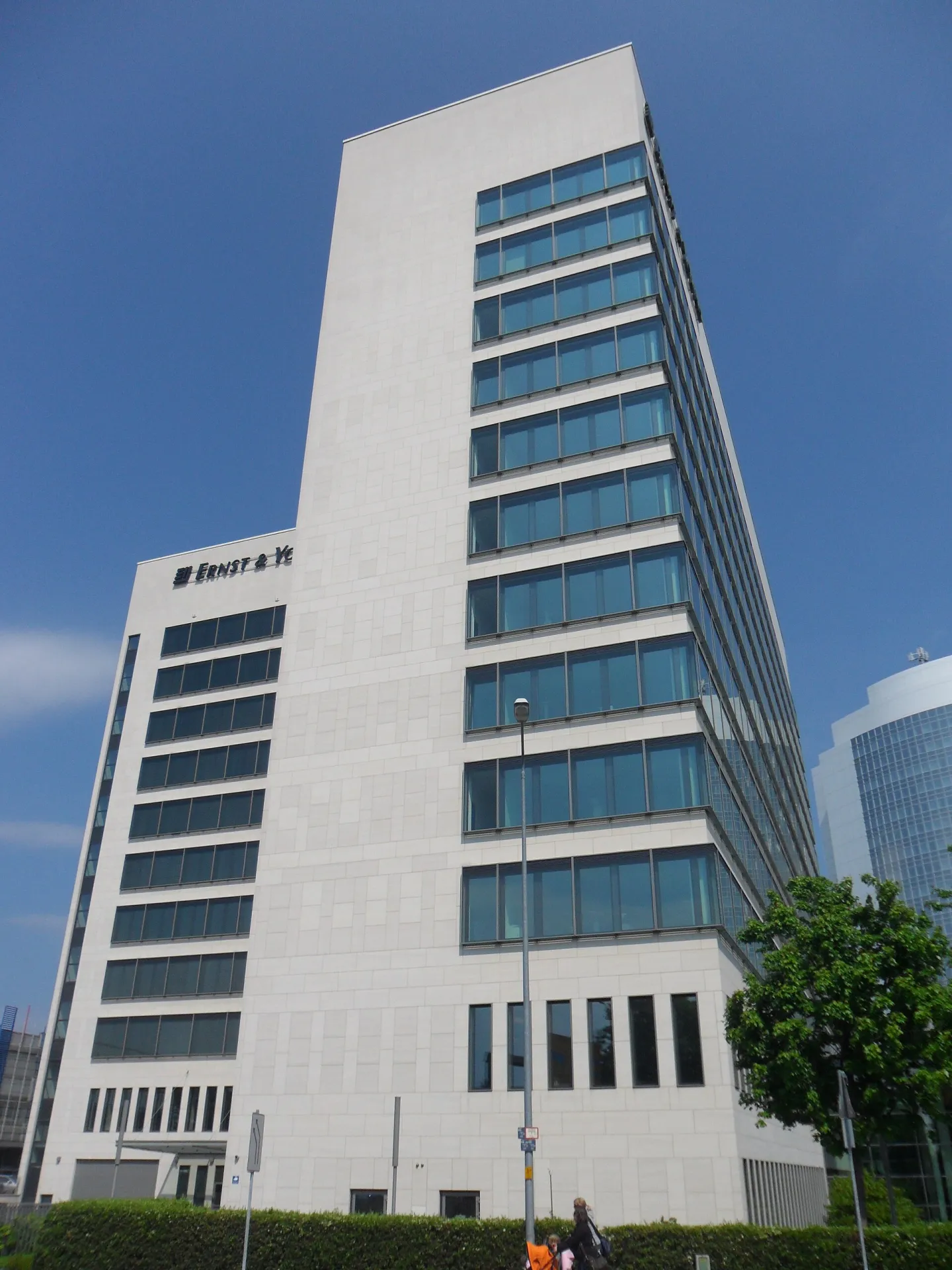 Bürohochhaus mit Glasfassade im Gewerbegebiet Eschborn Süd