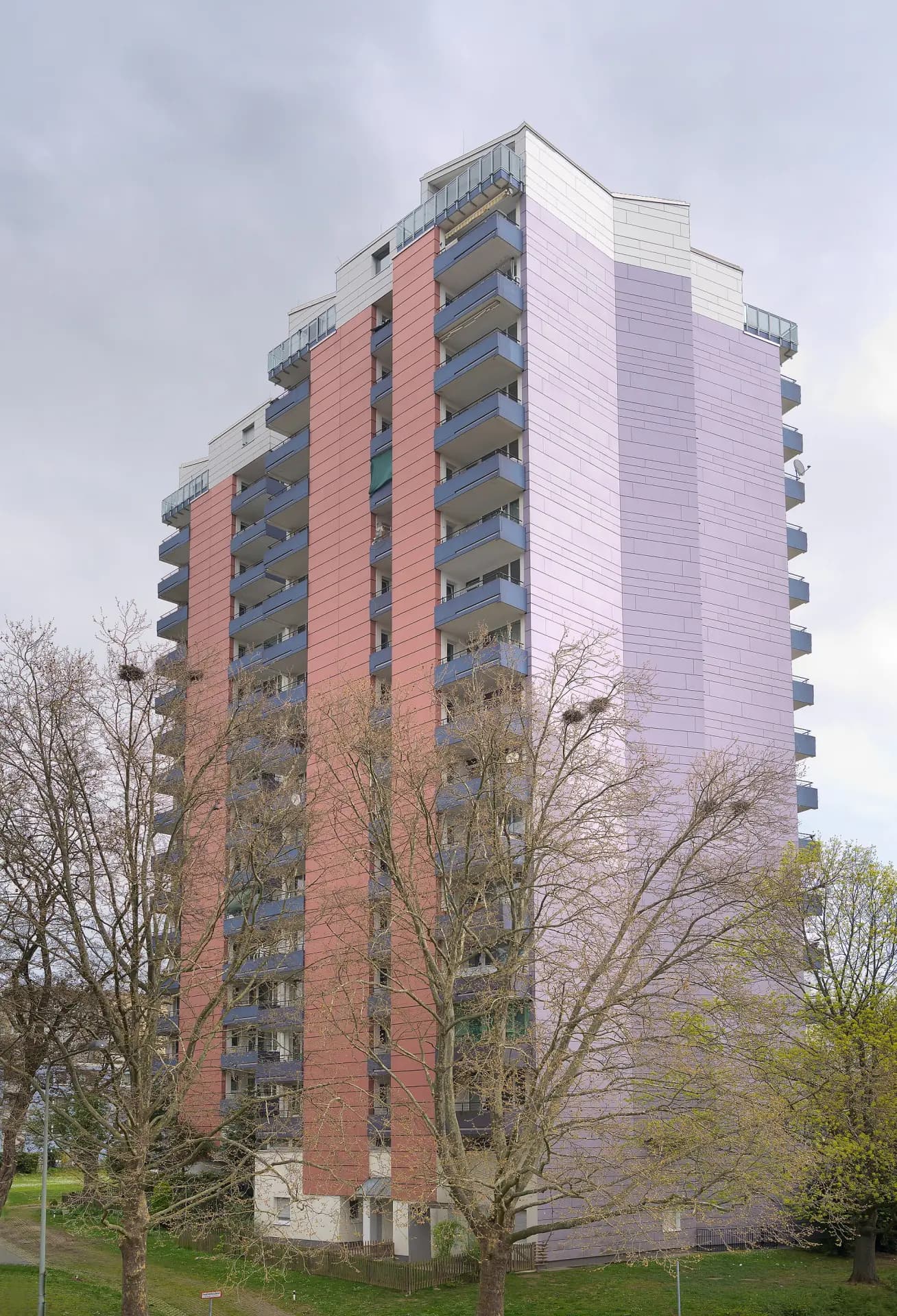 Wohnhochhaus an der Thomas-Mann-Straße in Frankfurt Niederursel