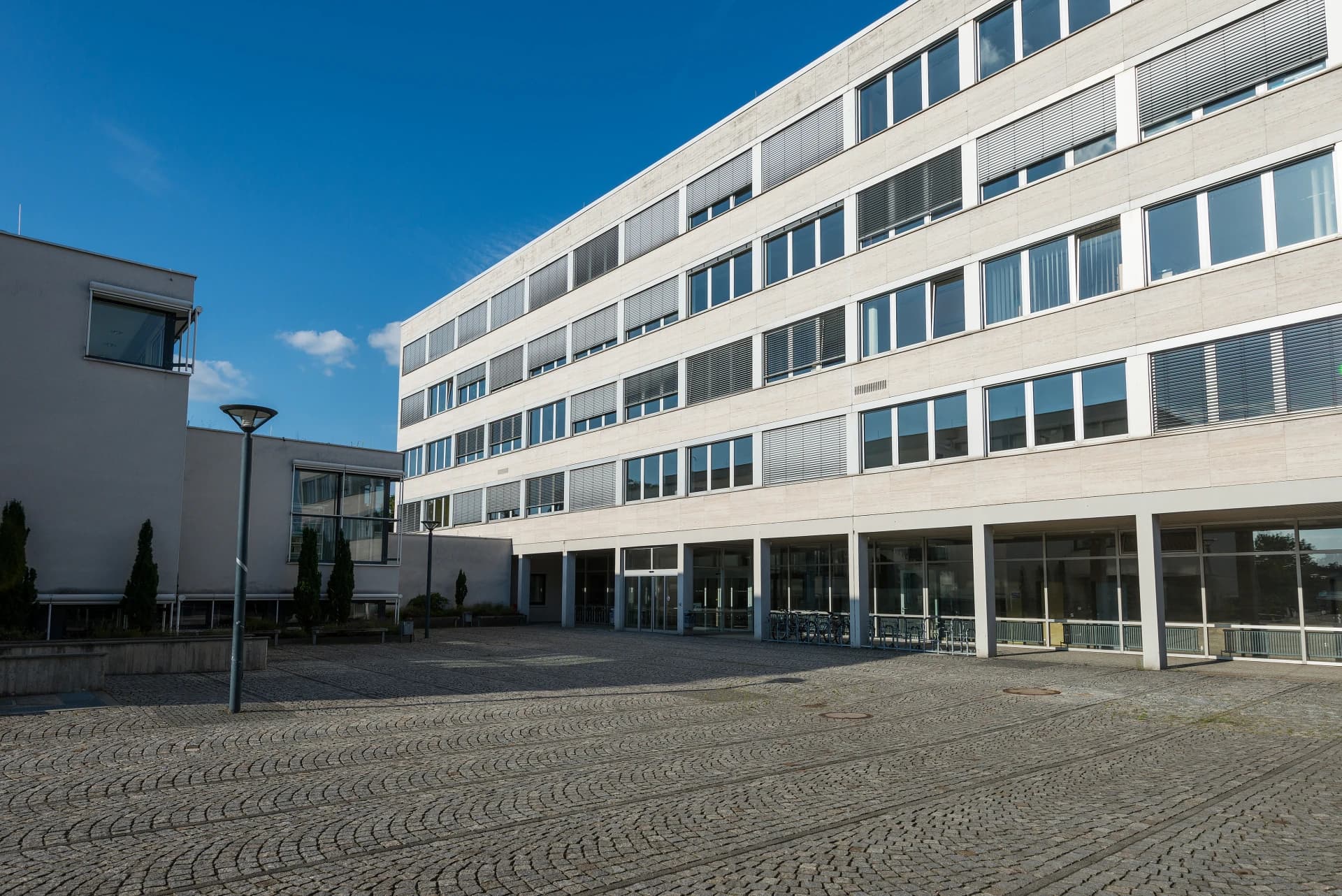 Hauptgebäude der Hochschule Darmstadt auf dem Campus Dieburg