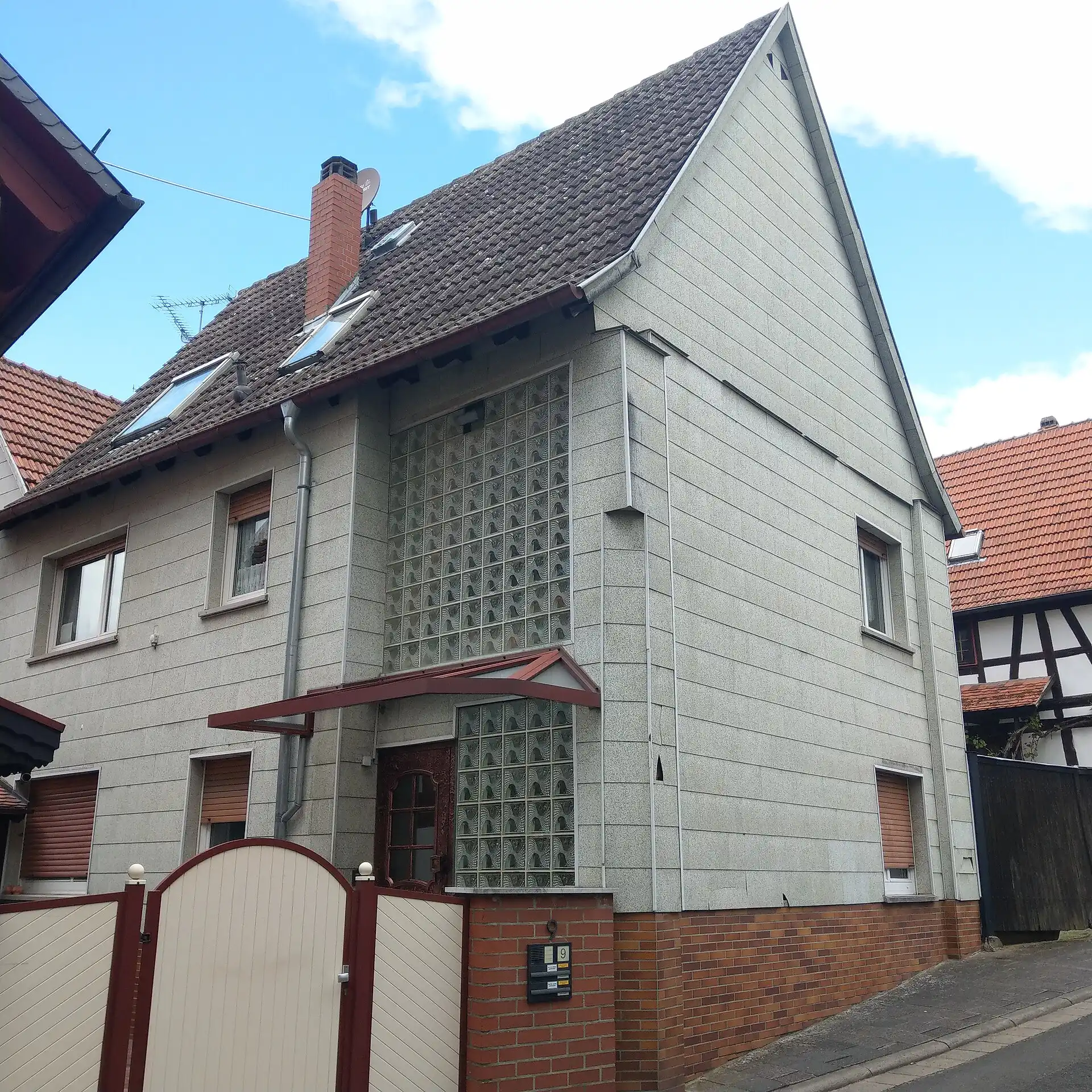 Straßenseite des Wohnhauses Am Kirchberg 7 in Maintal-Hochstadt