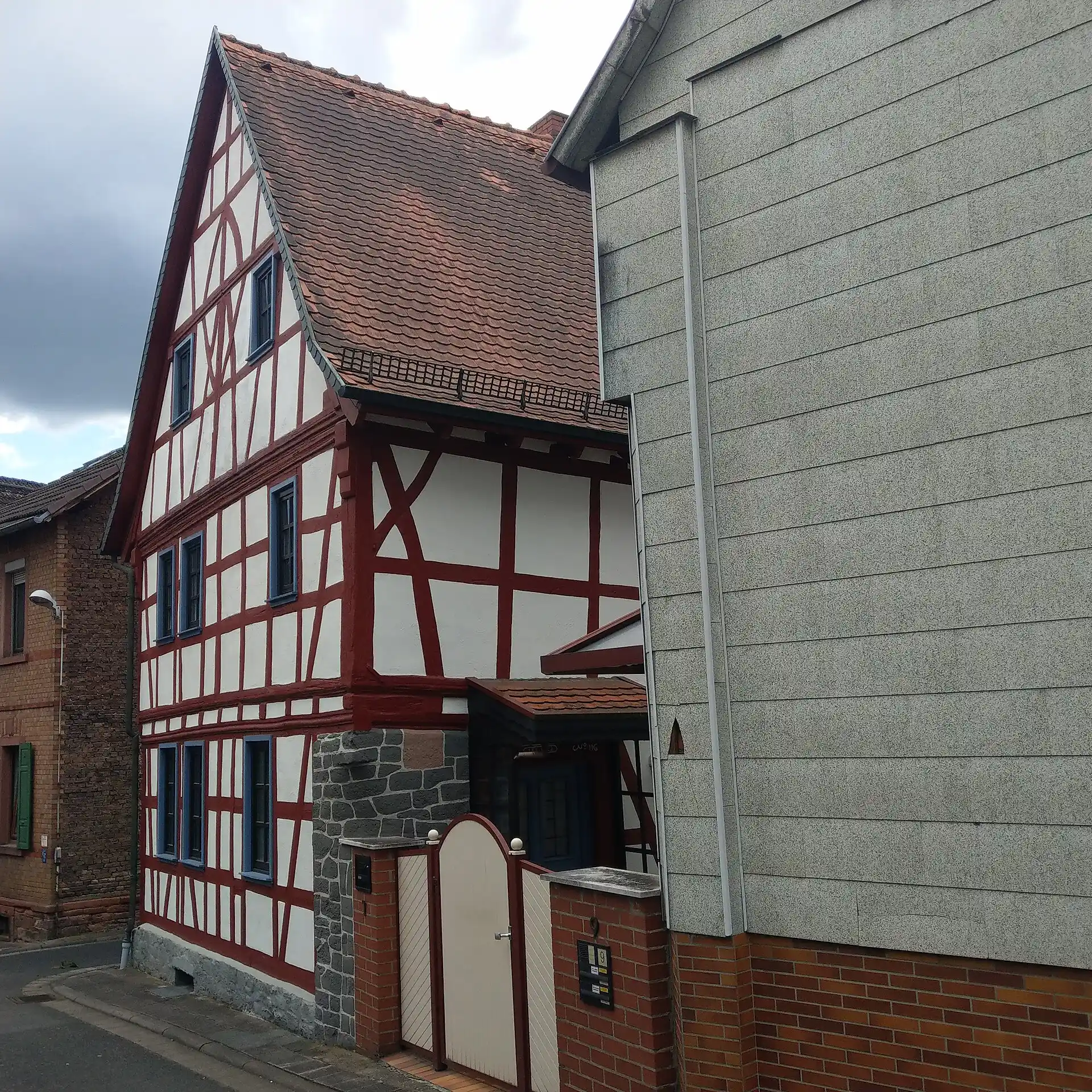 Fachwerkhaus mit rotem Gebälk Am Kirchberg 7 in Maintal-Hochstadt