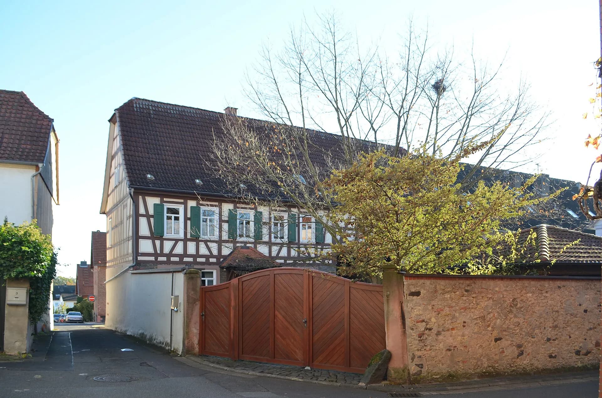 Fachwerkhaus hinter dem Hoftor der Brunnenstraße 2 in Maintal-Hochstadt