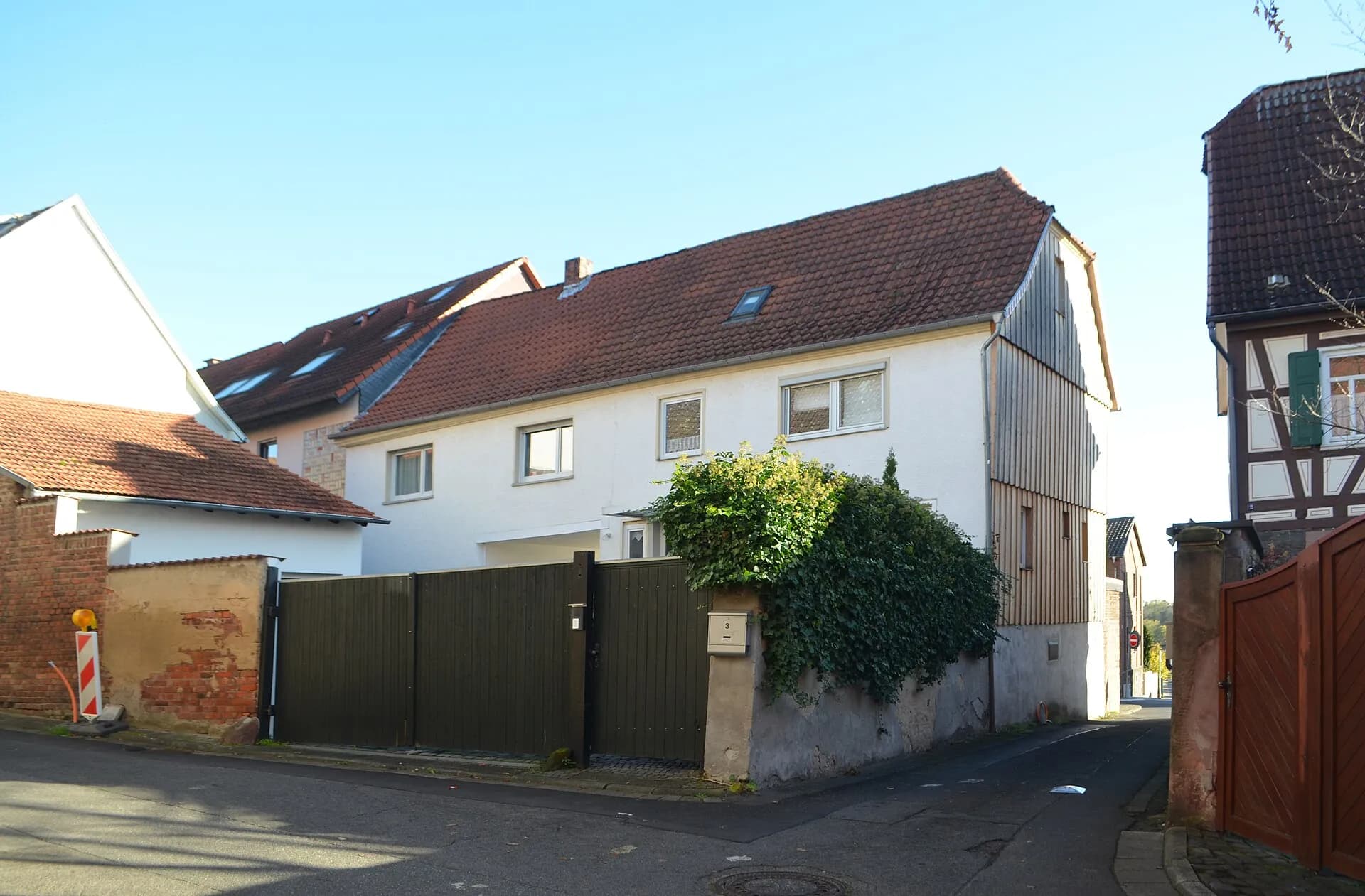 Wohnhaus an der Straßenecke Brunnenstraße 3 in Maintal-Hochstadt