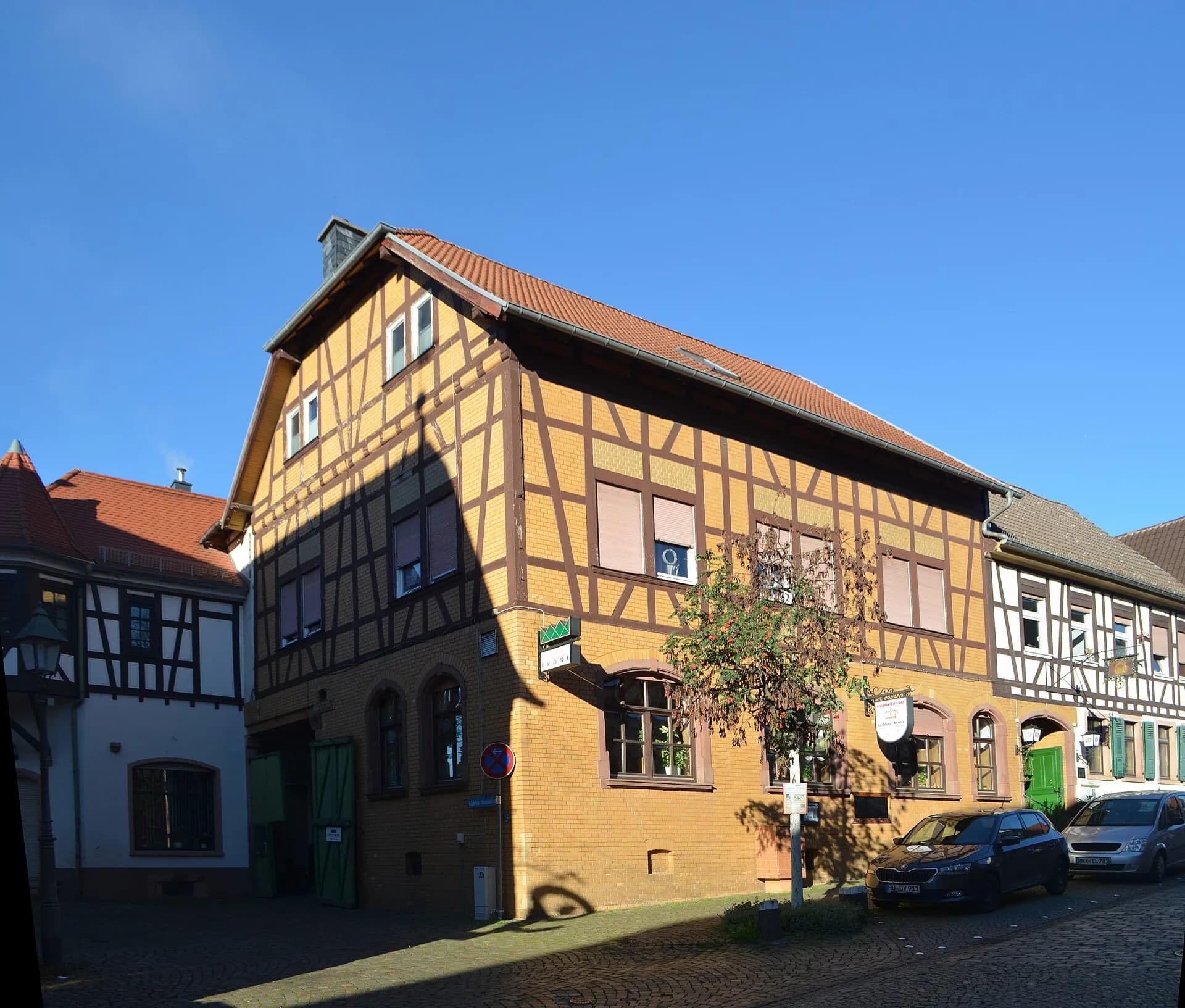 Gasthaus Goldene Krone zwischen Fachwerkhäusern in Maintal-Hochstadt