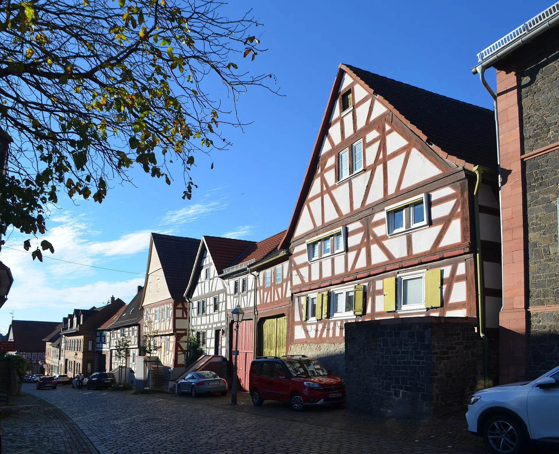Blick entlang der Hauptstraße 6 bis 18 in Maintal-Hochstadt
