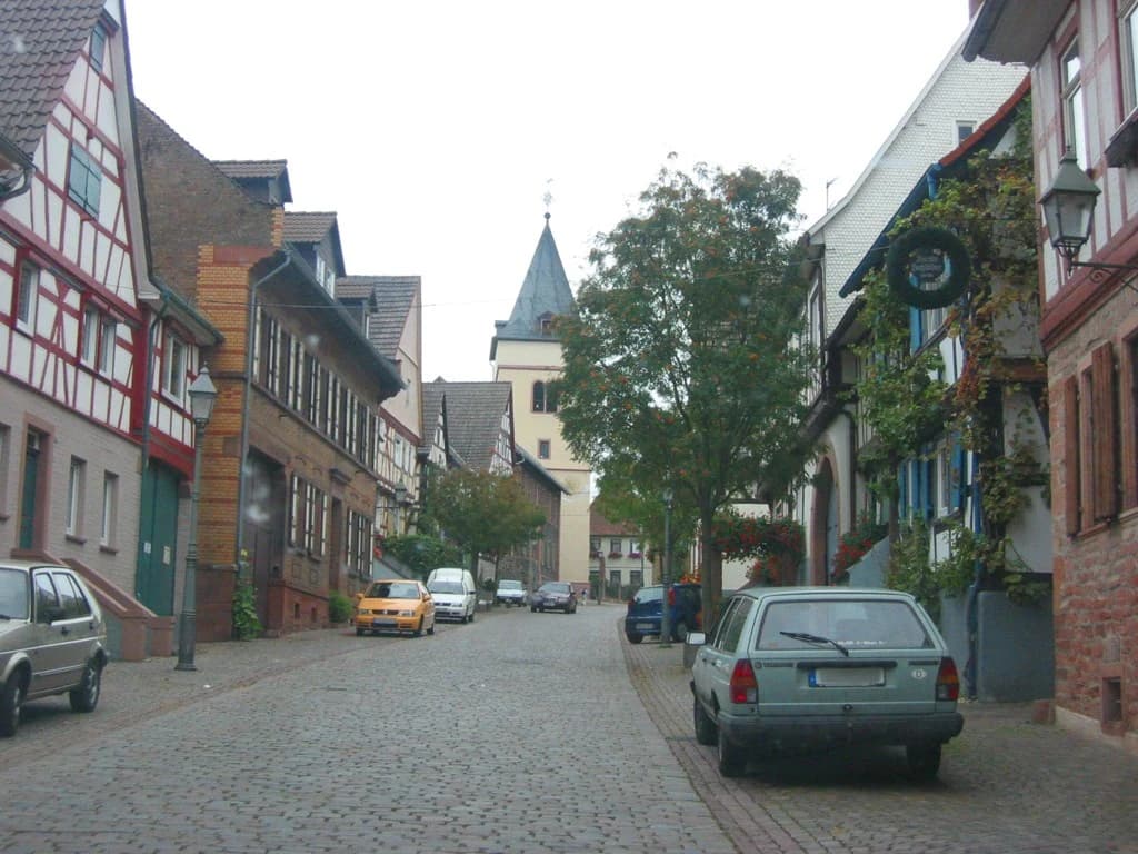 Blick durch die Hauptstraße zur Kirche in Maintal-Hochstadt