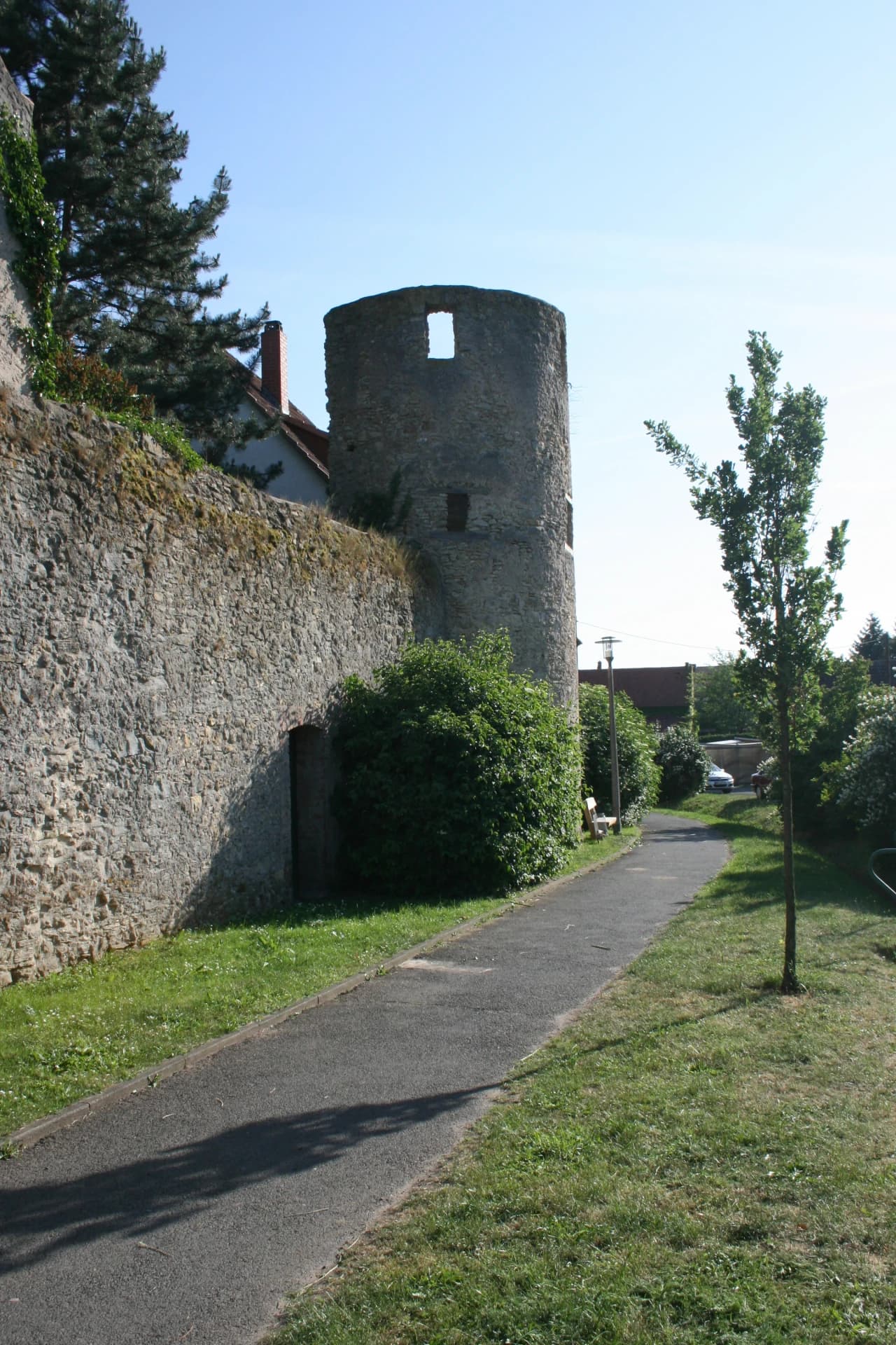 Ringmauer mit Wehrturm in Maintal-Hochstadt