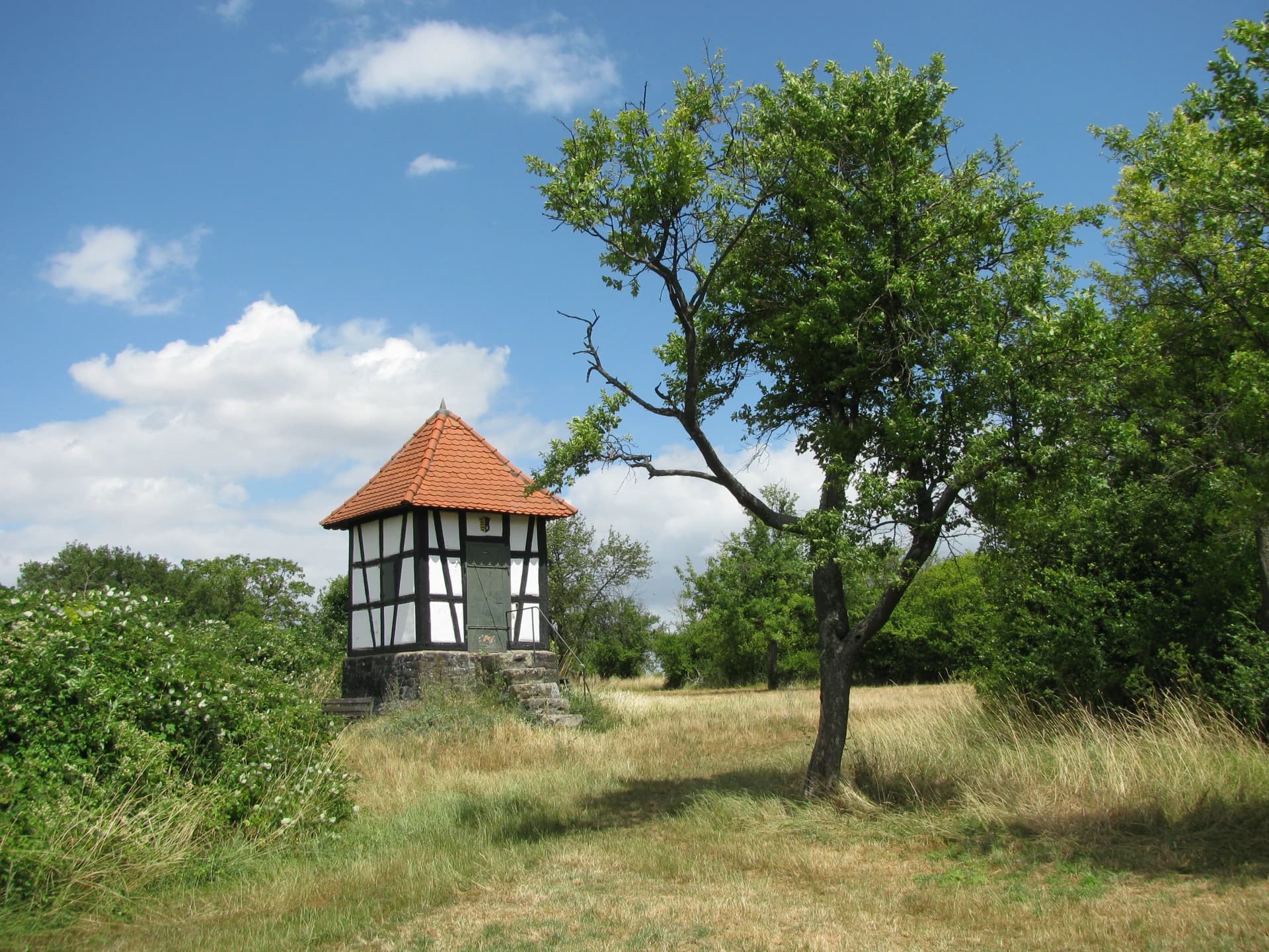 Schützenhäuschen in der Streuobstwiese bei Maintal-Hochstadt