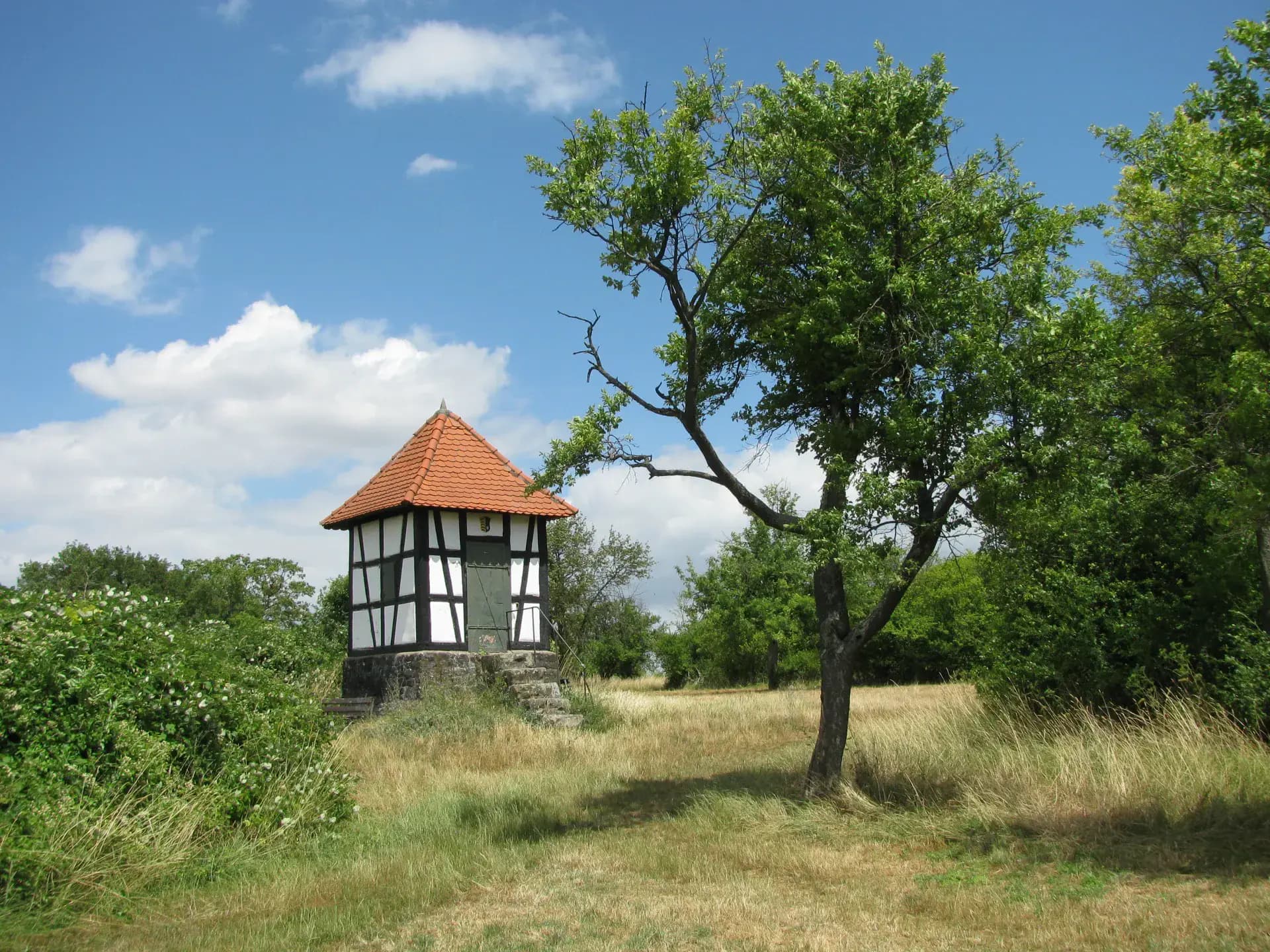 Schützenhäuschen in der Streuobstwiese bei Maintal-Hochstadt