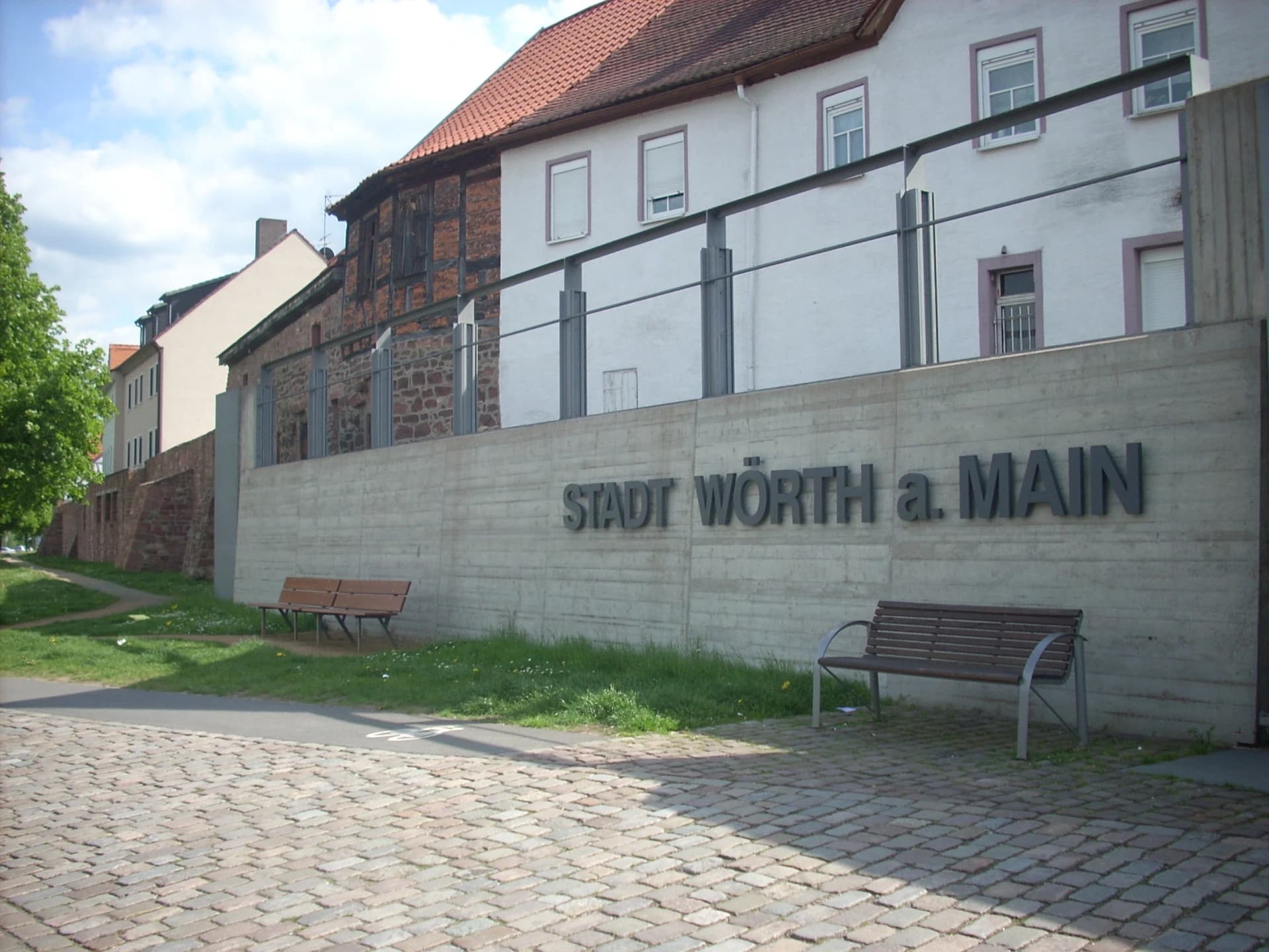 Hochwasserschutzmauer entlang der Altstadt in Wörth am Main