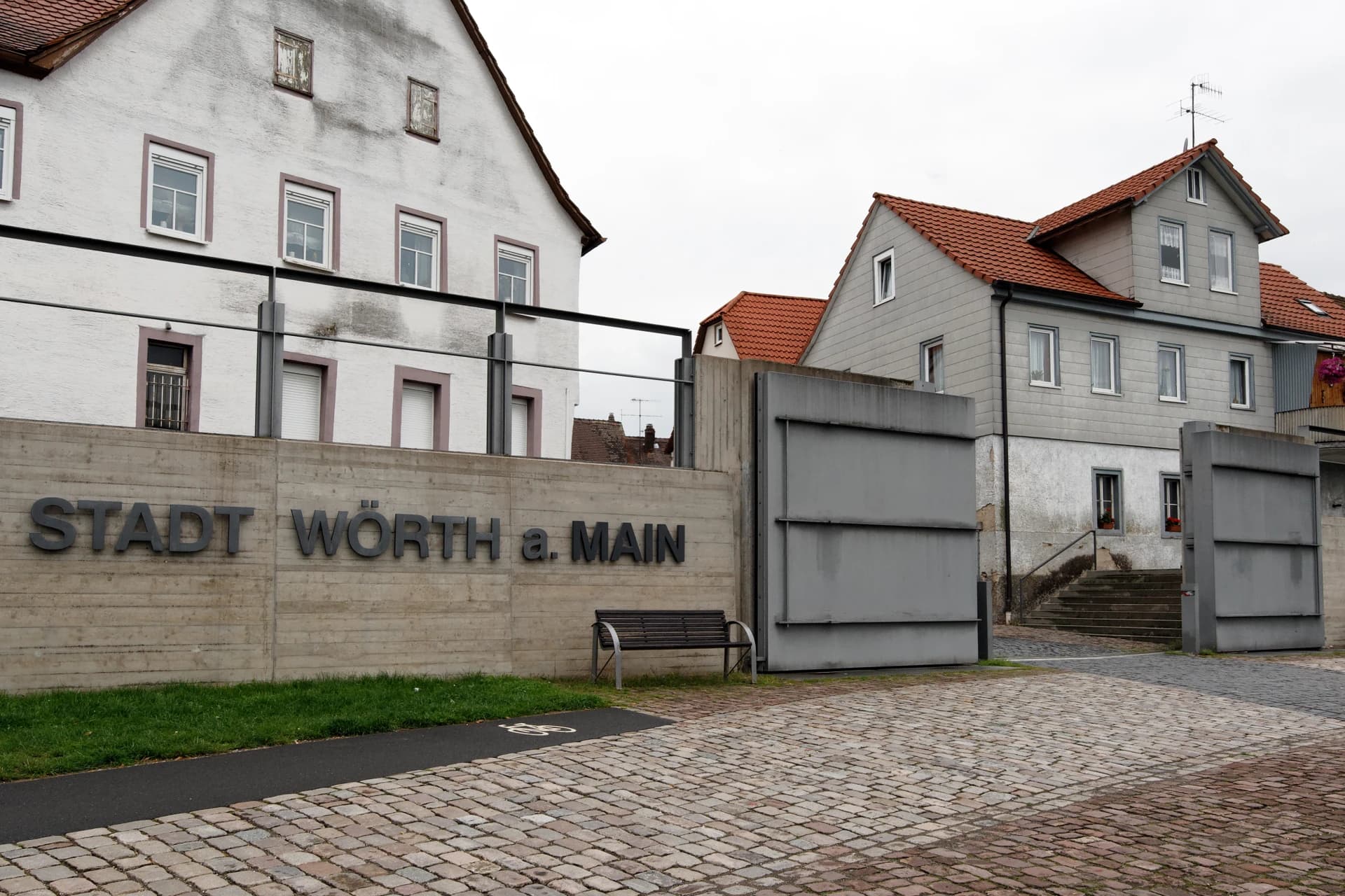 Hochwassertor in der Schutzmauer von Wörth am Main