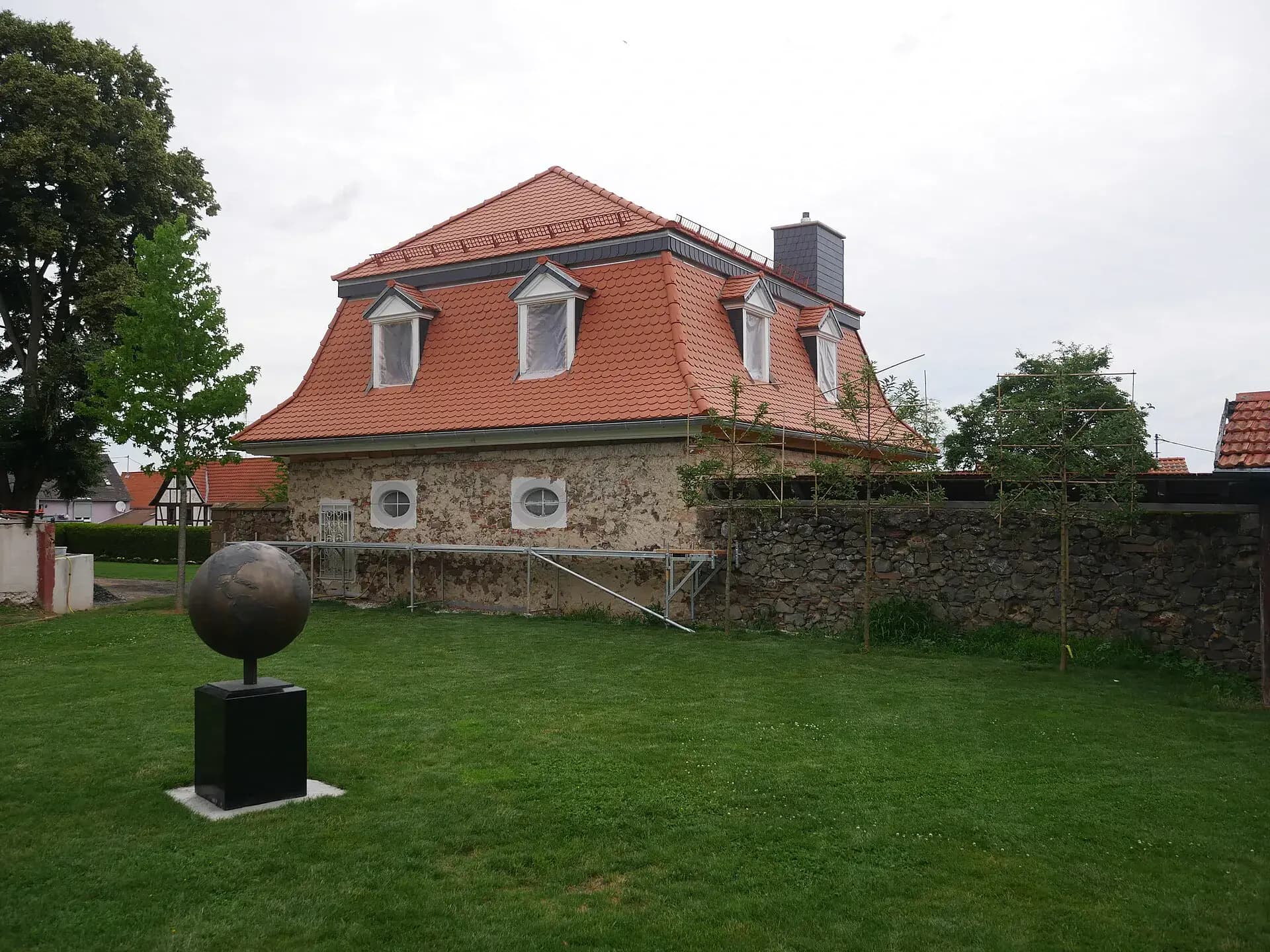Marstallgebäude mit Obstgarten in Altenstadt-Höchst an der Nidder