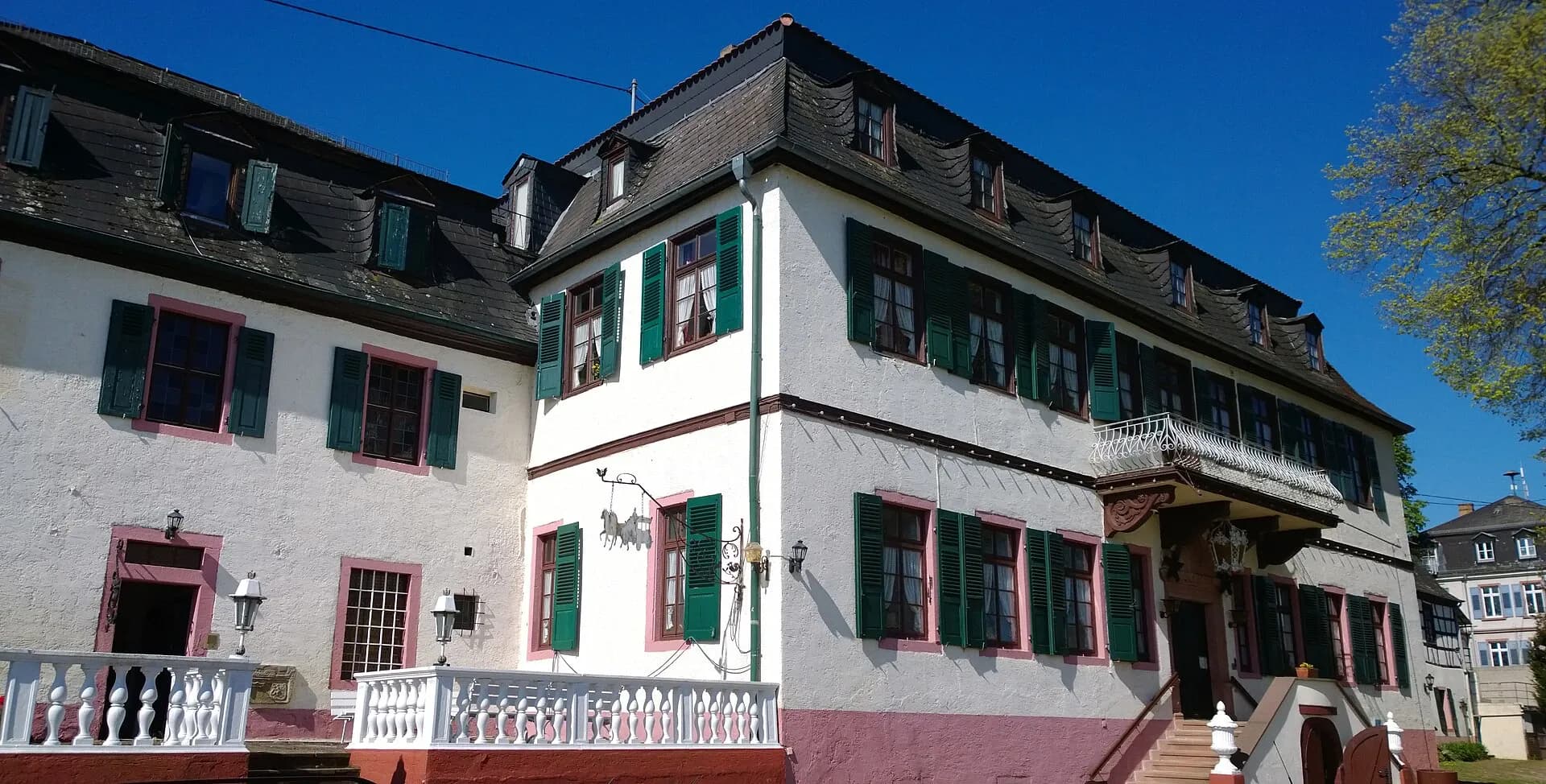 Gesamtansicht von Schloss Günderrode in Altenstadt-Höchst an der Nidder