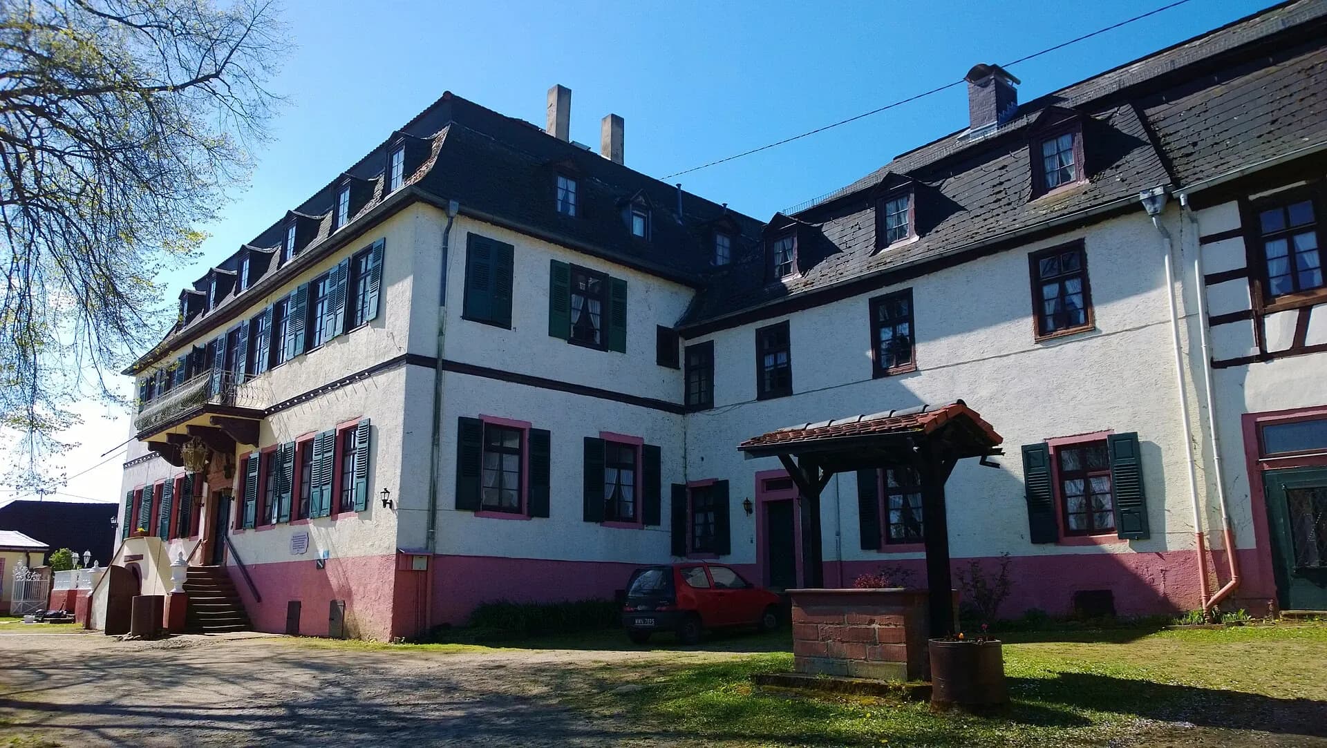 Seitenansicht von Schloss Günderrode in Altenstadt-Höchst an der Nidder