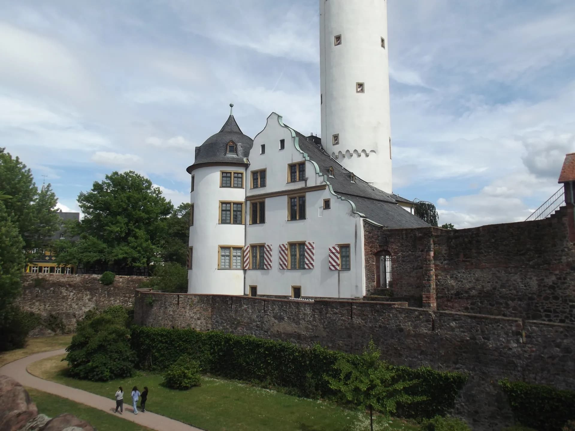 Höchster Schloss hinter der Stadtmauer in Frankfurt Höchst