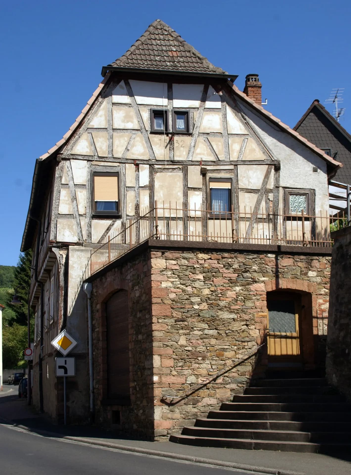 Fachwerkhaus über Sandsteinsockel an der Hauptstraße in Alzenau-Hörstein