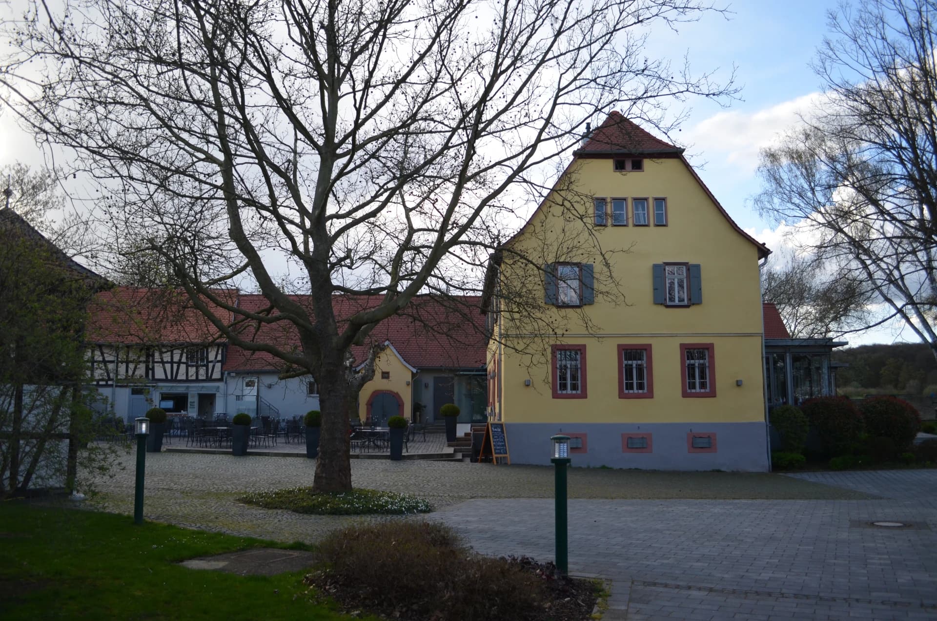 Hof Hausen vor der Sonne bei Hofheim am Taunus
