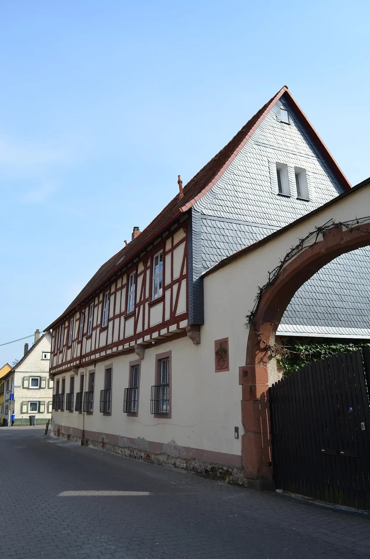 Hofanlage mit Torbogen an der Straße Alt Erlenbach in Frankfurt Nieder-Erlenbach