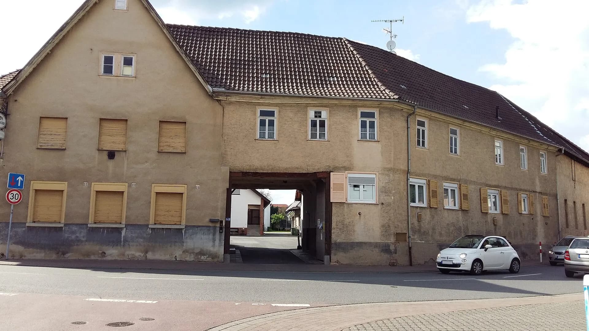 Hofanlage mit Torbogen in der Babenhäuser Straße 8-10 in Eppertshausen