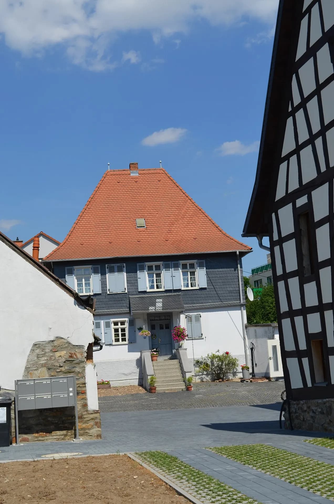 Historische Hofanlage in Frankfurt Kalbach-Riedberg von der Seite