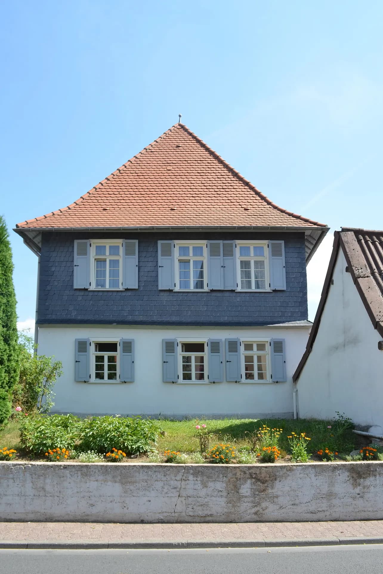 Haupthaus einer historischen Hofanlage in Frankfurt Kalbach-Riedberg
