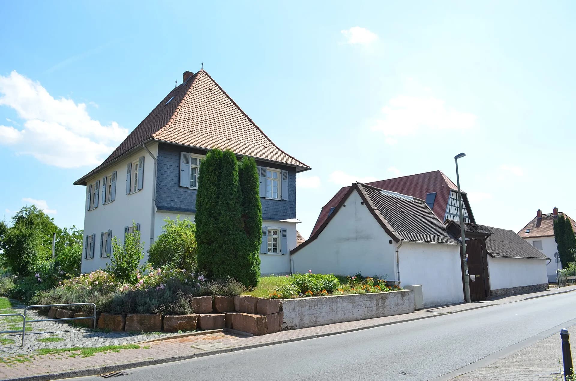 Hofeinfahrt einer historischen Hofanlage in Frankfurt Kalbach-Riedberg