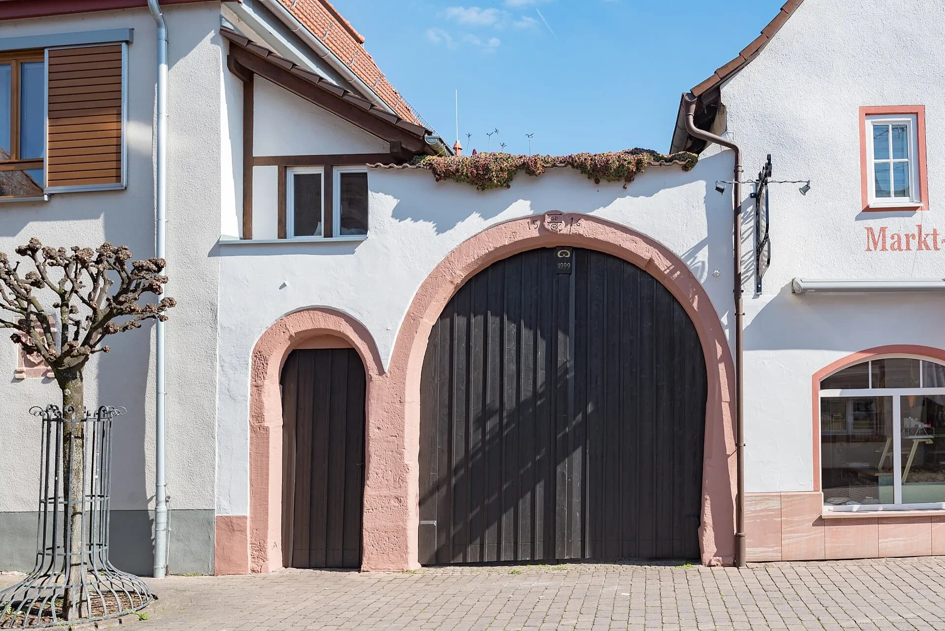 Hofanlage mit Torbogen in der Marktstraße in Kleinwallstadt