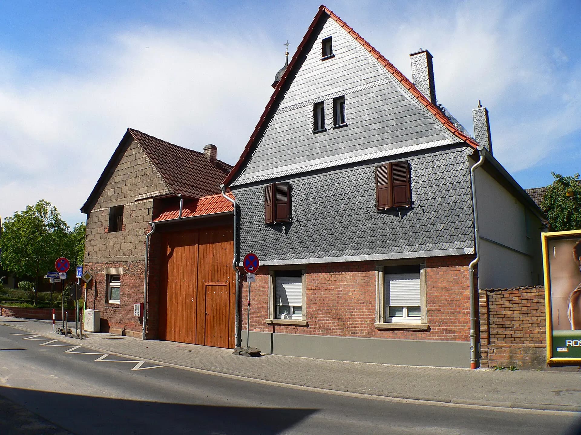 Hofanlage mit Scheunentor an der Nieuwpoorter Straße 92 in Rodgau-Dudenhofen