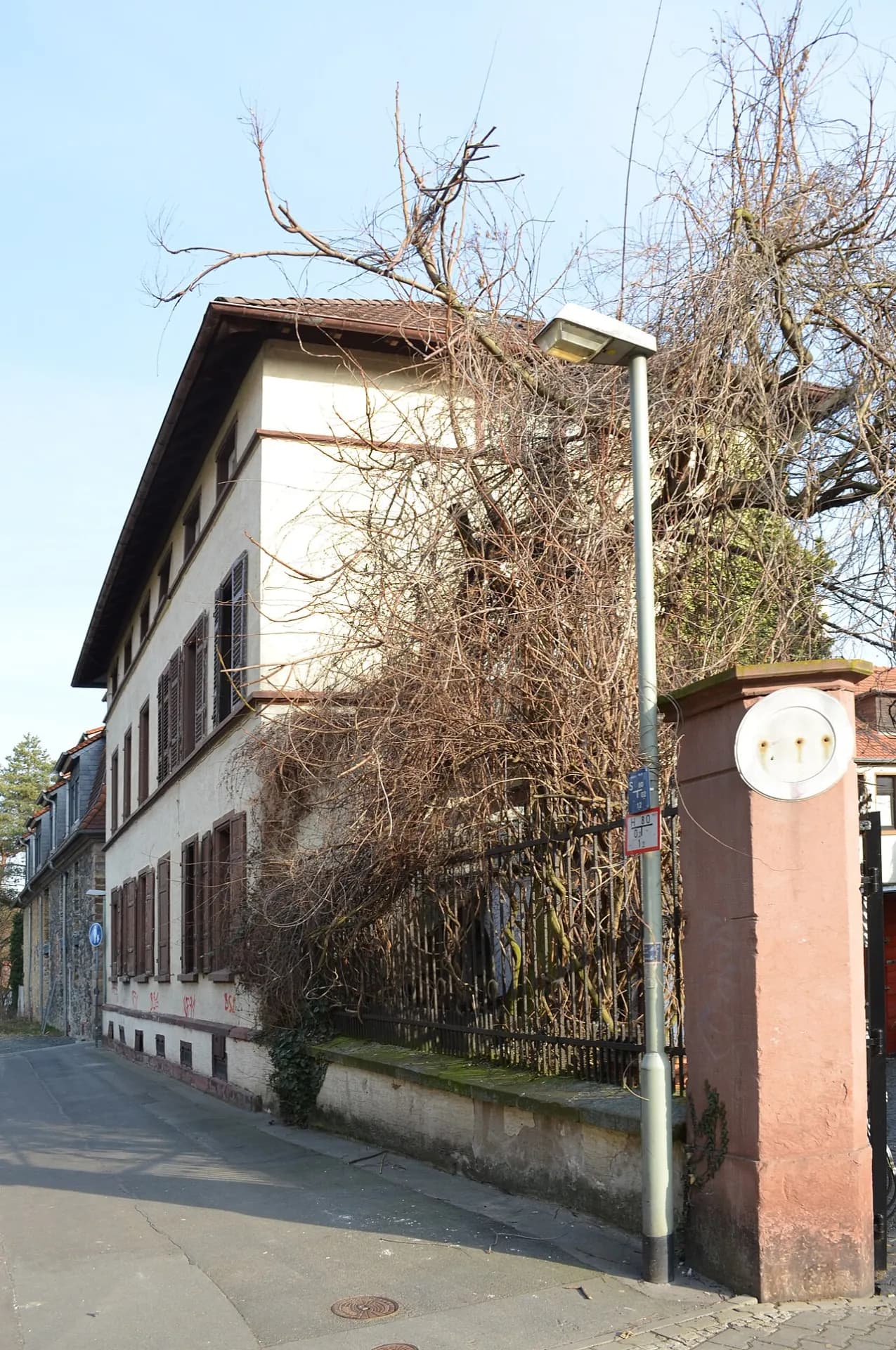 Hofanlage an der Oberen Burggasse in Frankfurt Nieder-Erlenbach